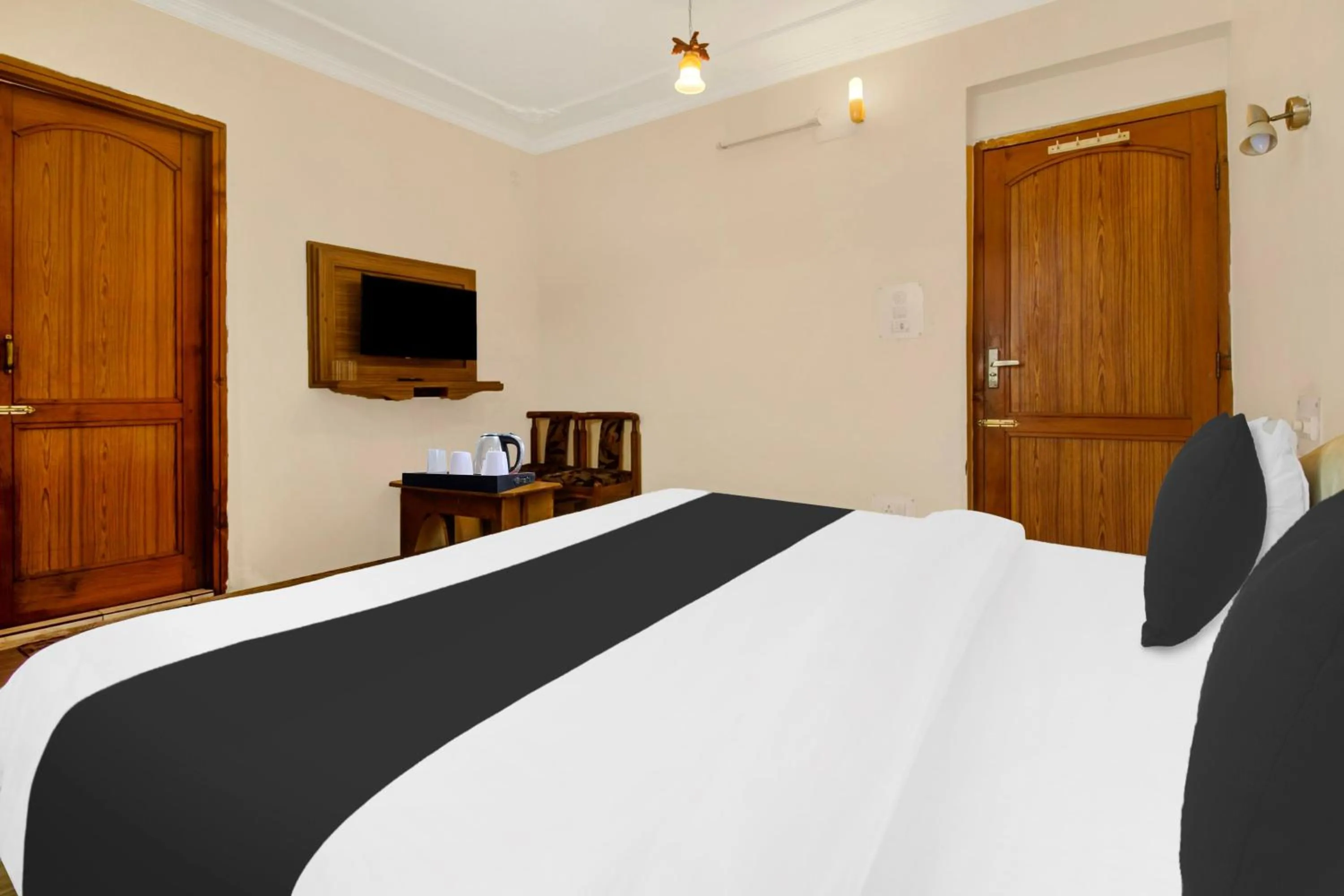 Bedroom, Bed in Super Townhouse Rajbagh Formerly Hotel Modern
