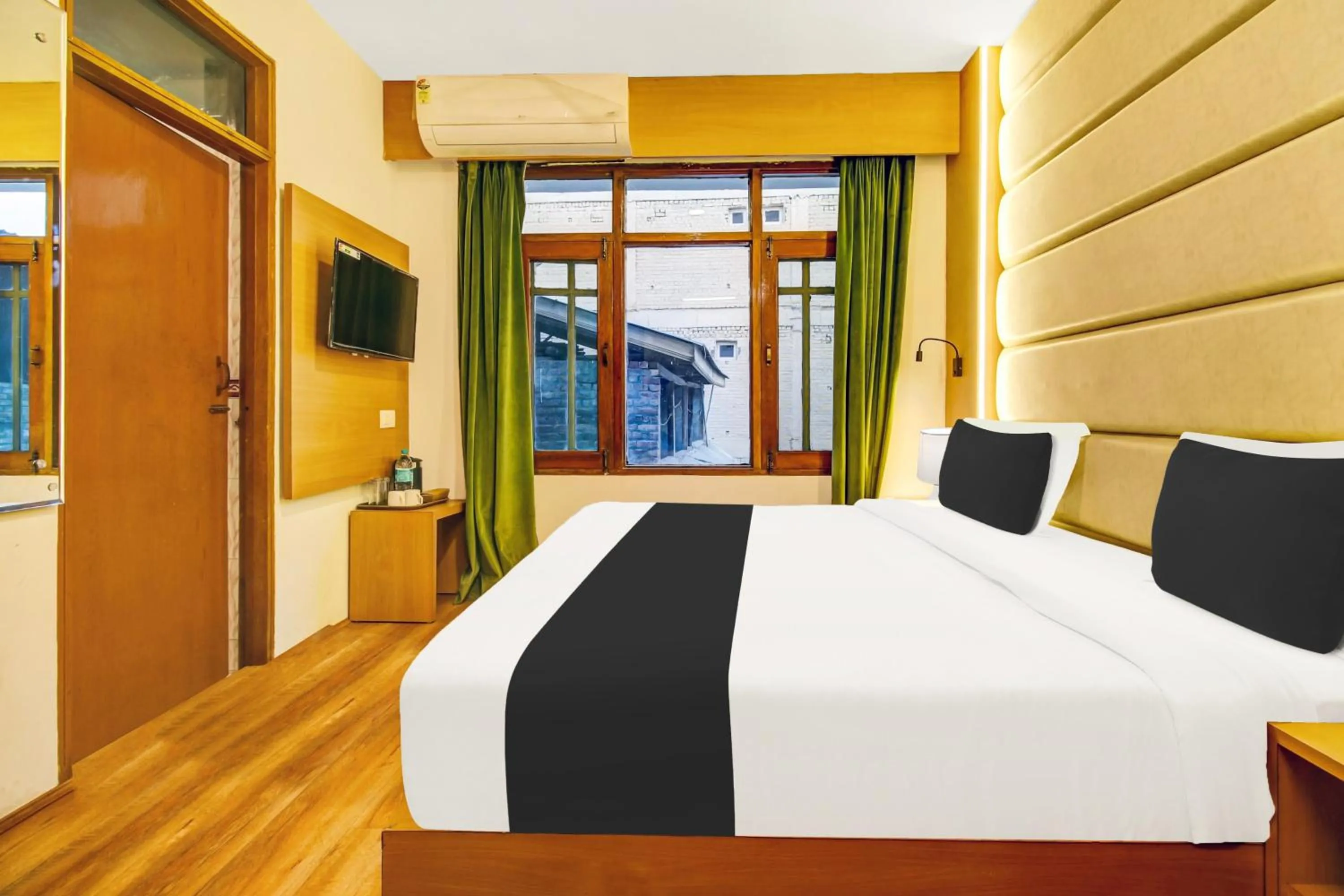 Bedroom, Bed in Super Townhouse Rajbagh Formerly Hotel Modern