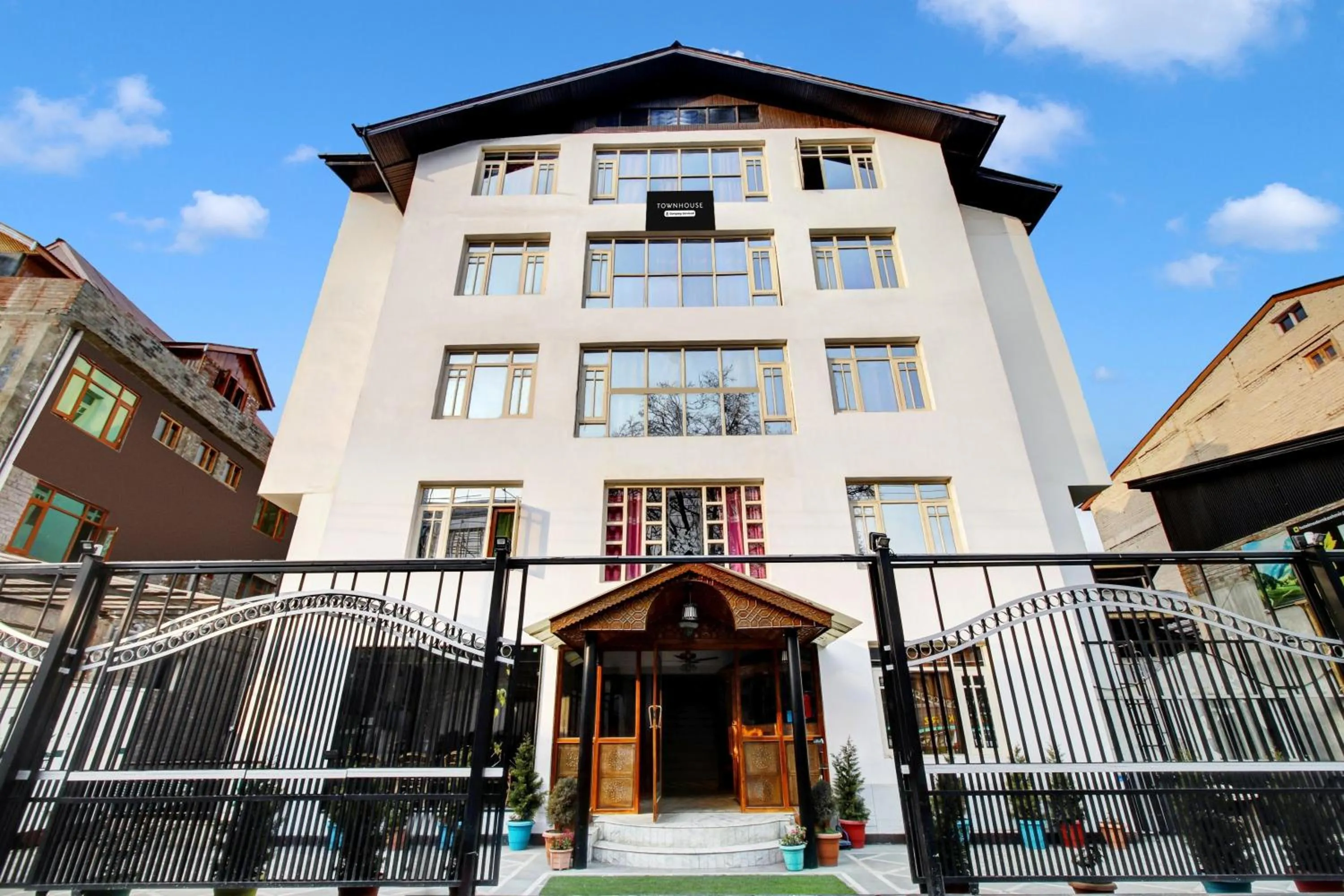 Facade/entrance in Super Townhouse Rajbagh Formerly Hotel Modern