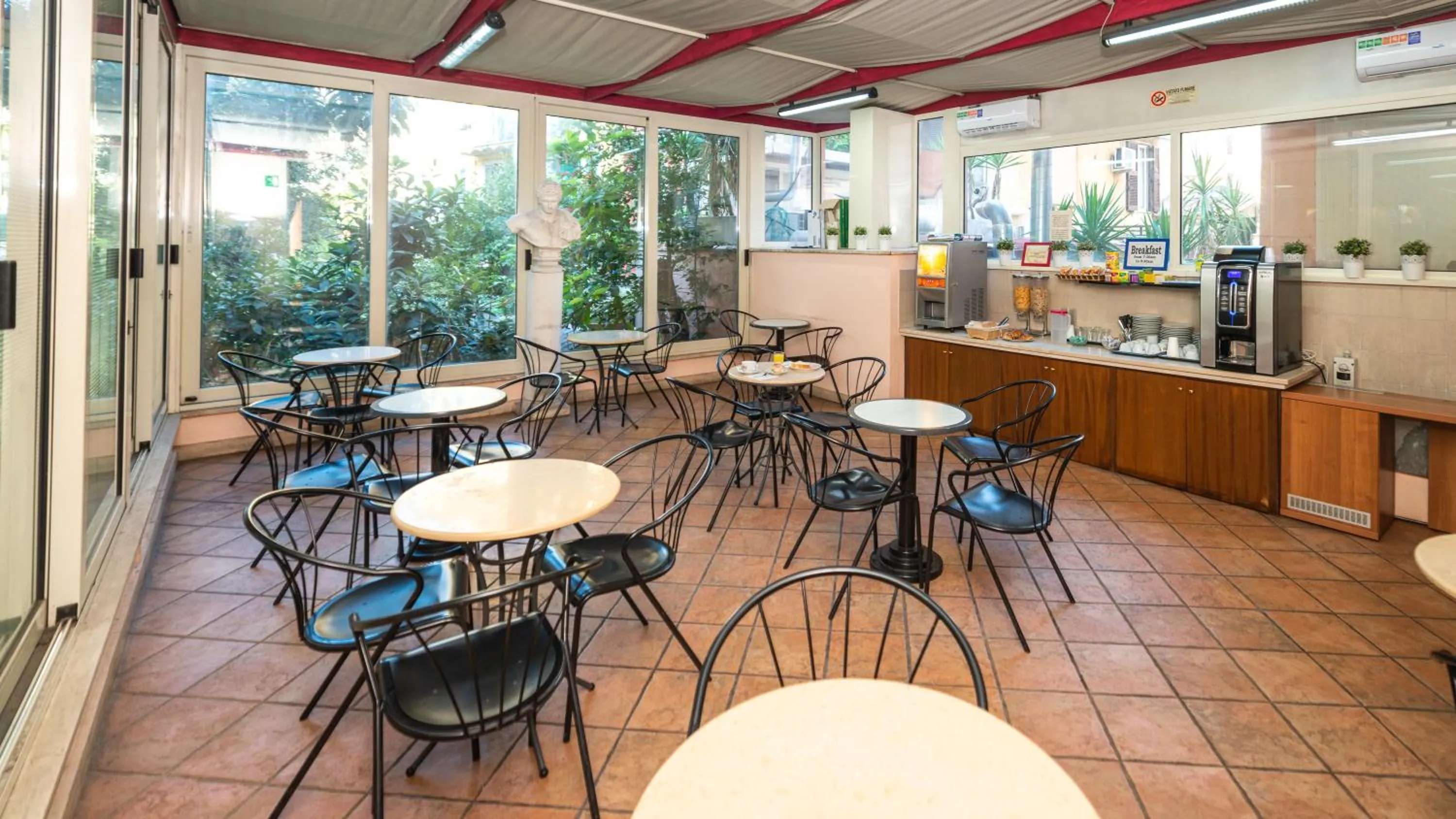 Restaurant/places to eat in Hotel Center 3