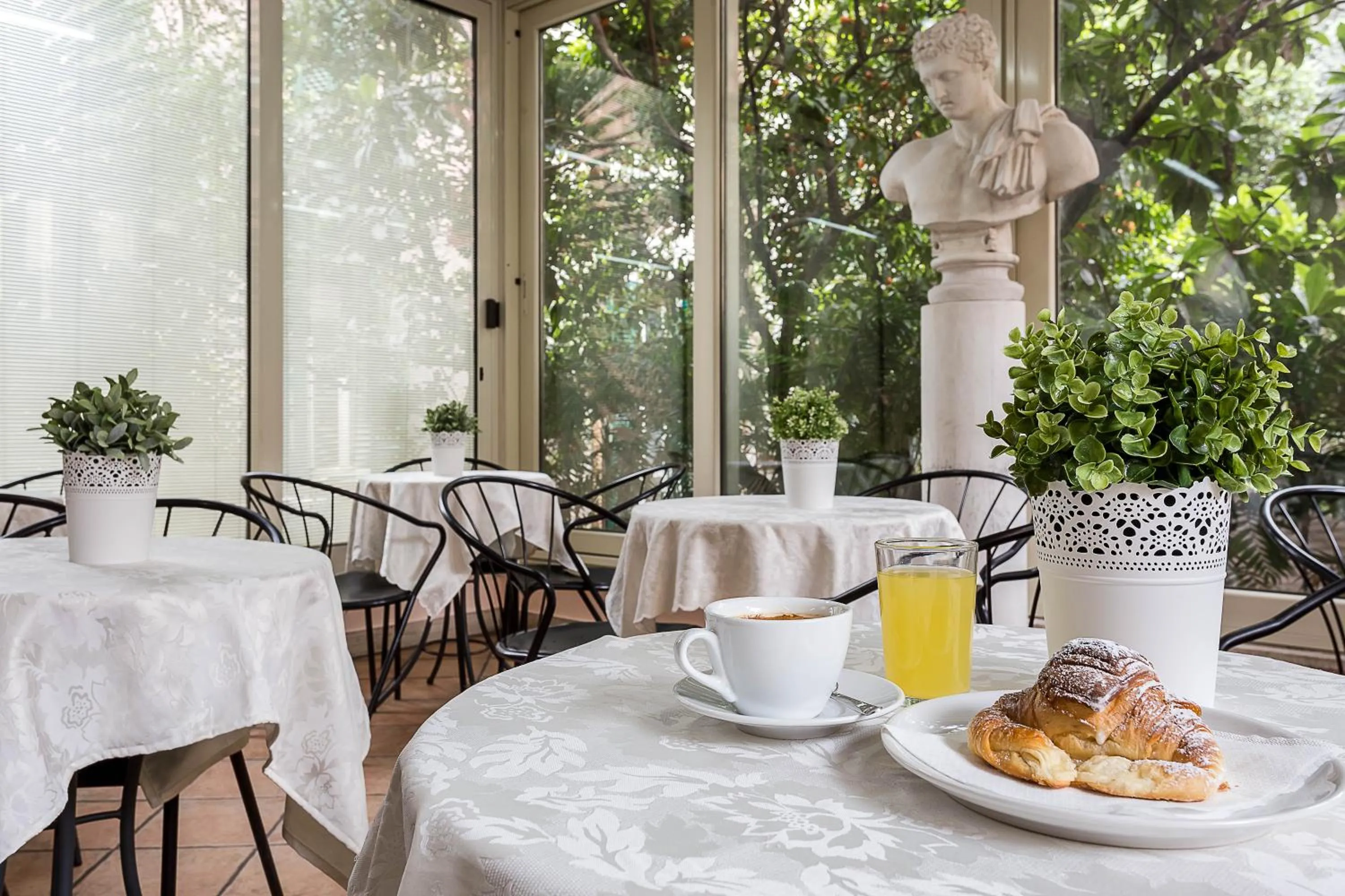 Restaurant/places to eat in Hotel Center 3