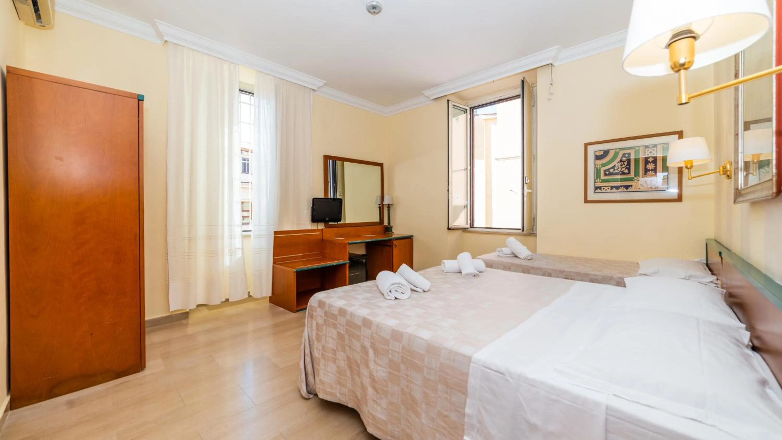 Bedroom, Bed in Hotel Center 3