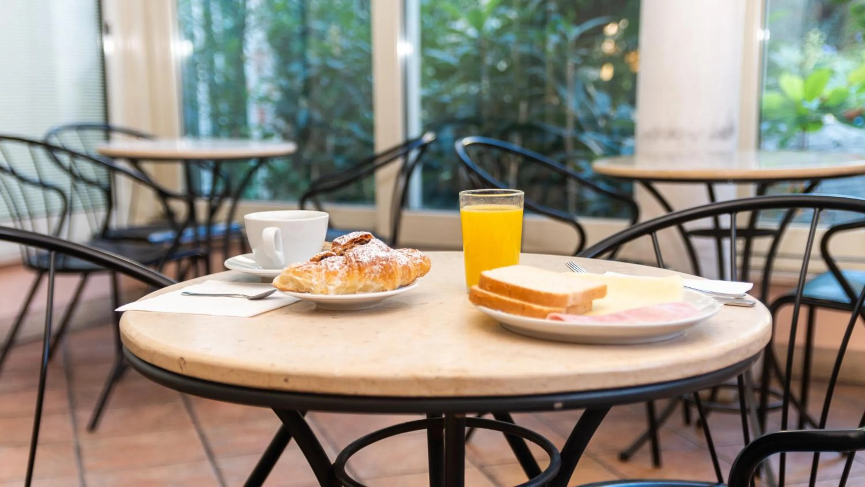 Breakfast in Hotel Center 3