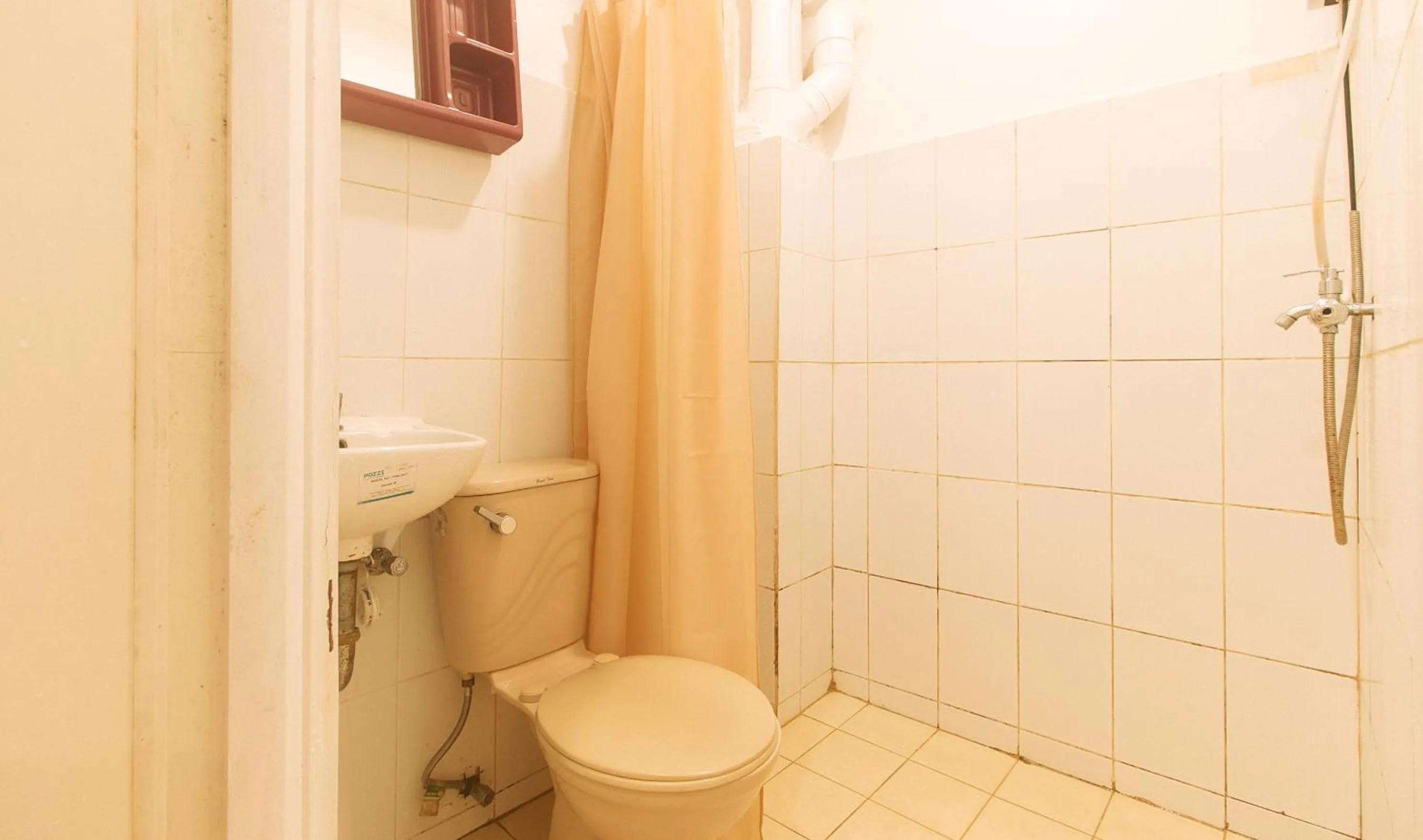 Shower in RedDoorz at City Stay Inns Marilao