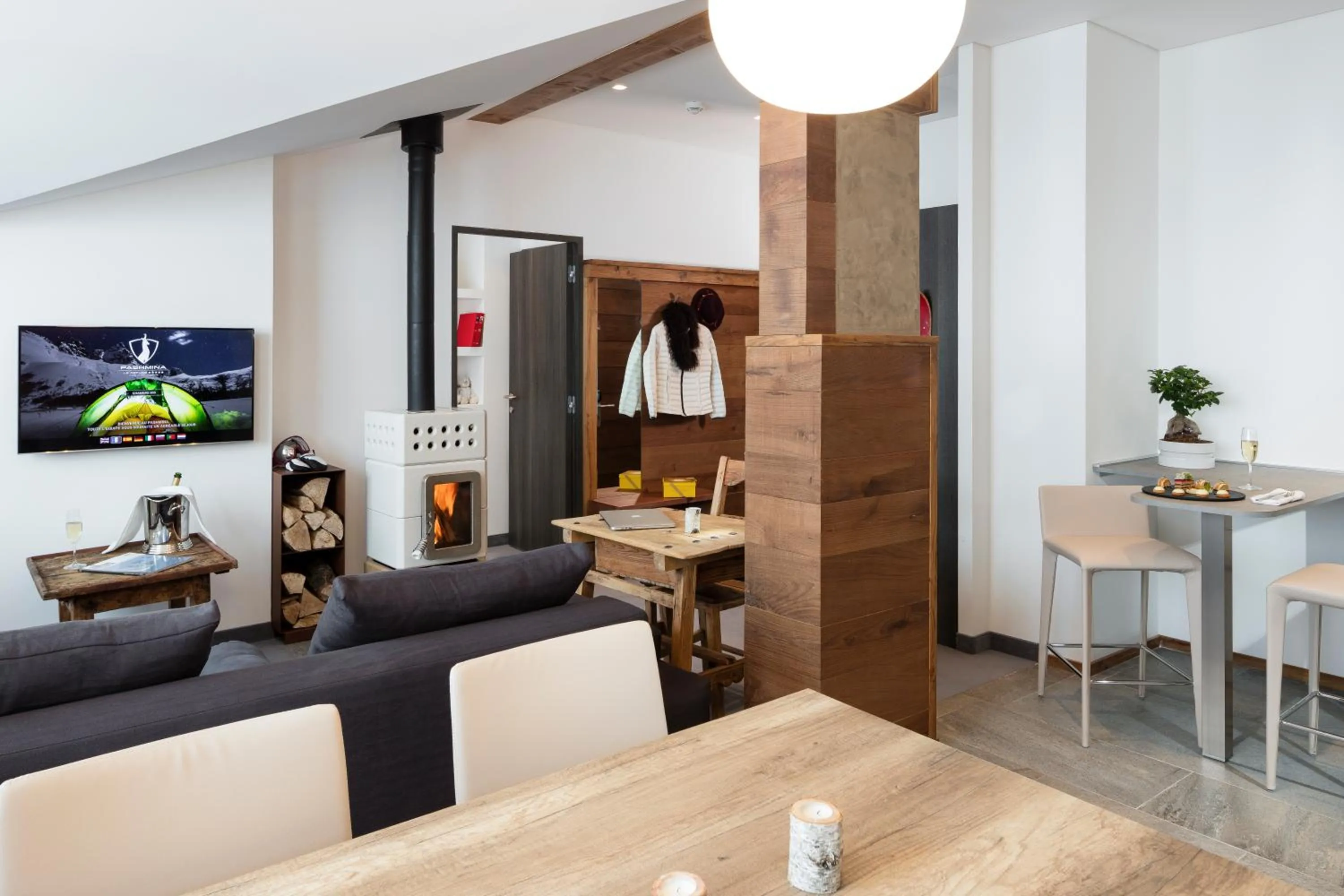 TV and multimedia in Hotel Pashmina Le Refuge