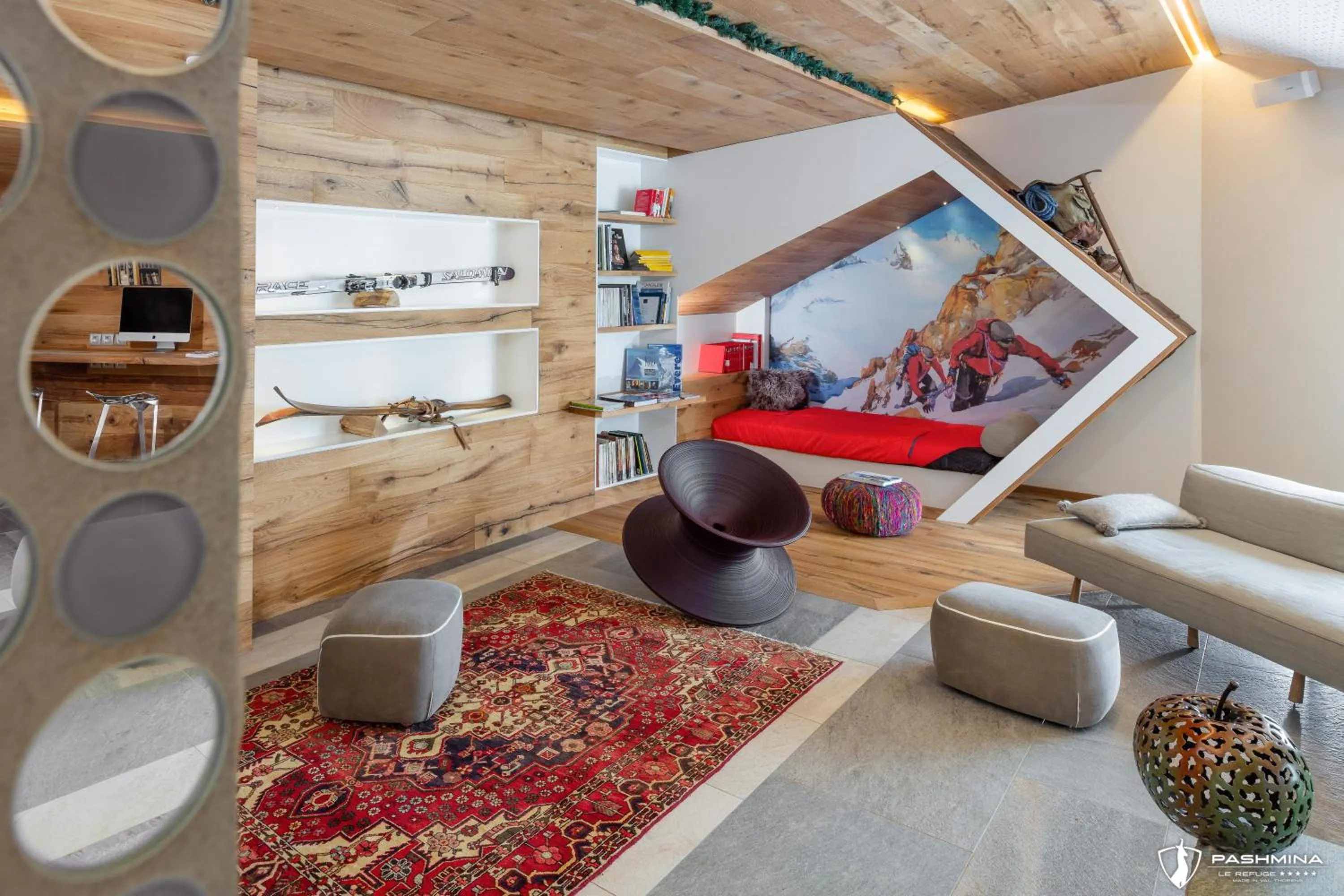 Library in Hotel Pashmina Le Refuge