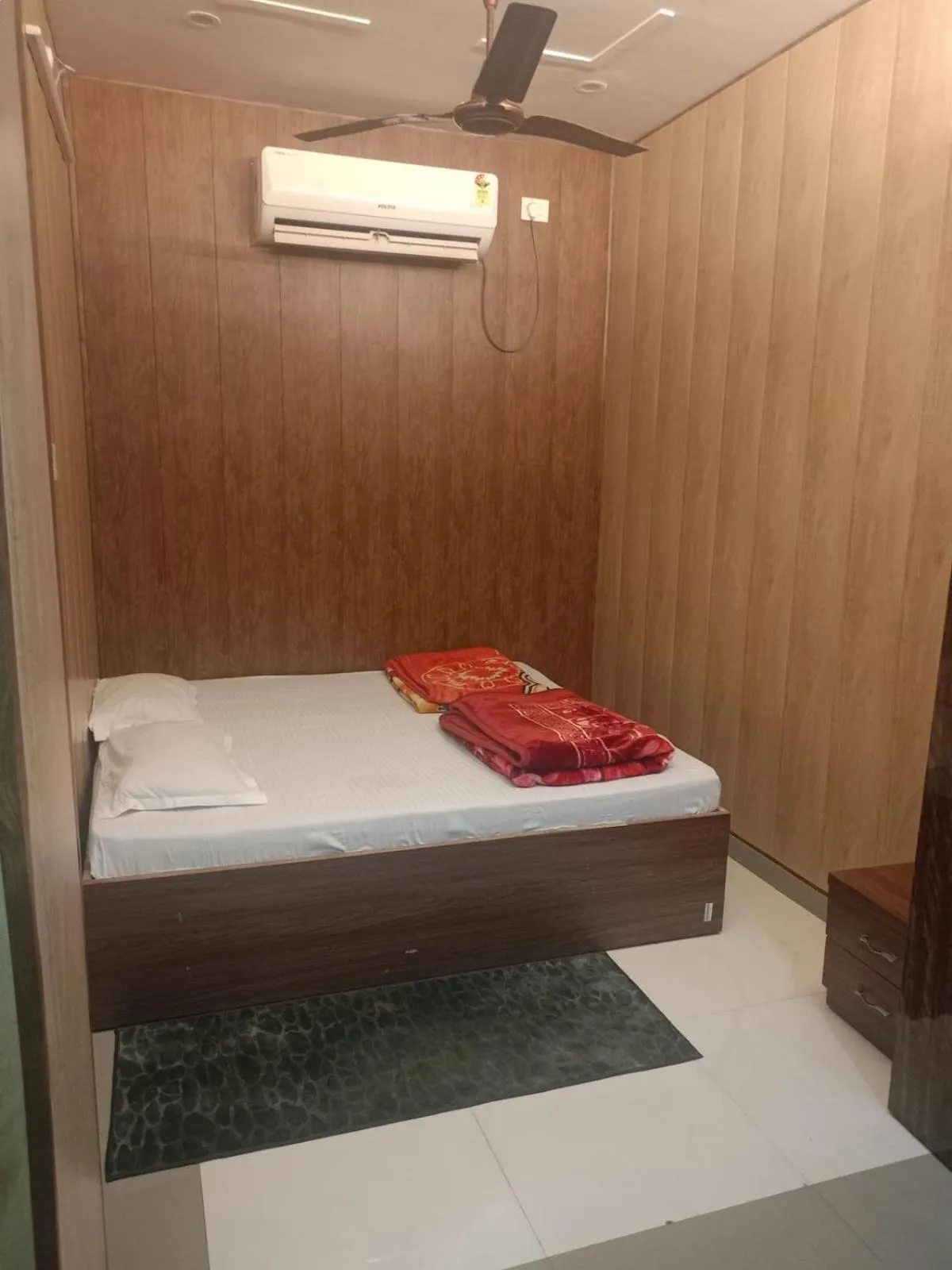 Bed in Kashi Ganga Guest House
