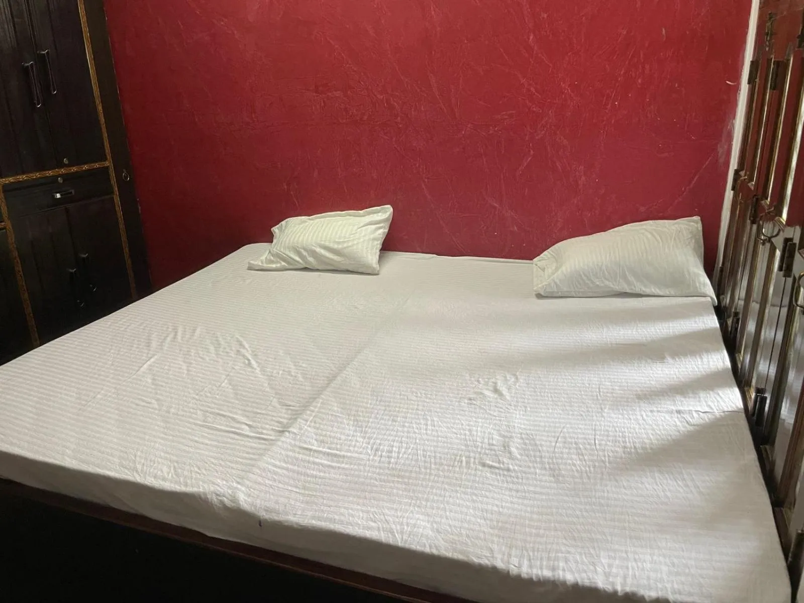 Bed in Kashi Ganga Guest House