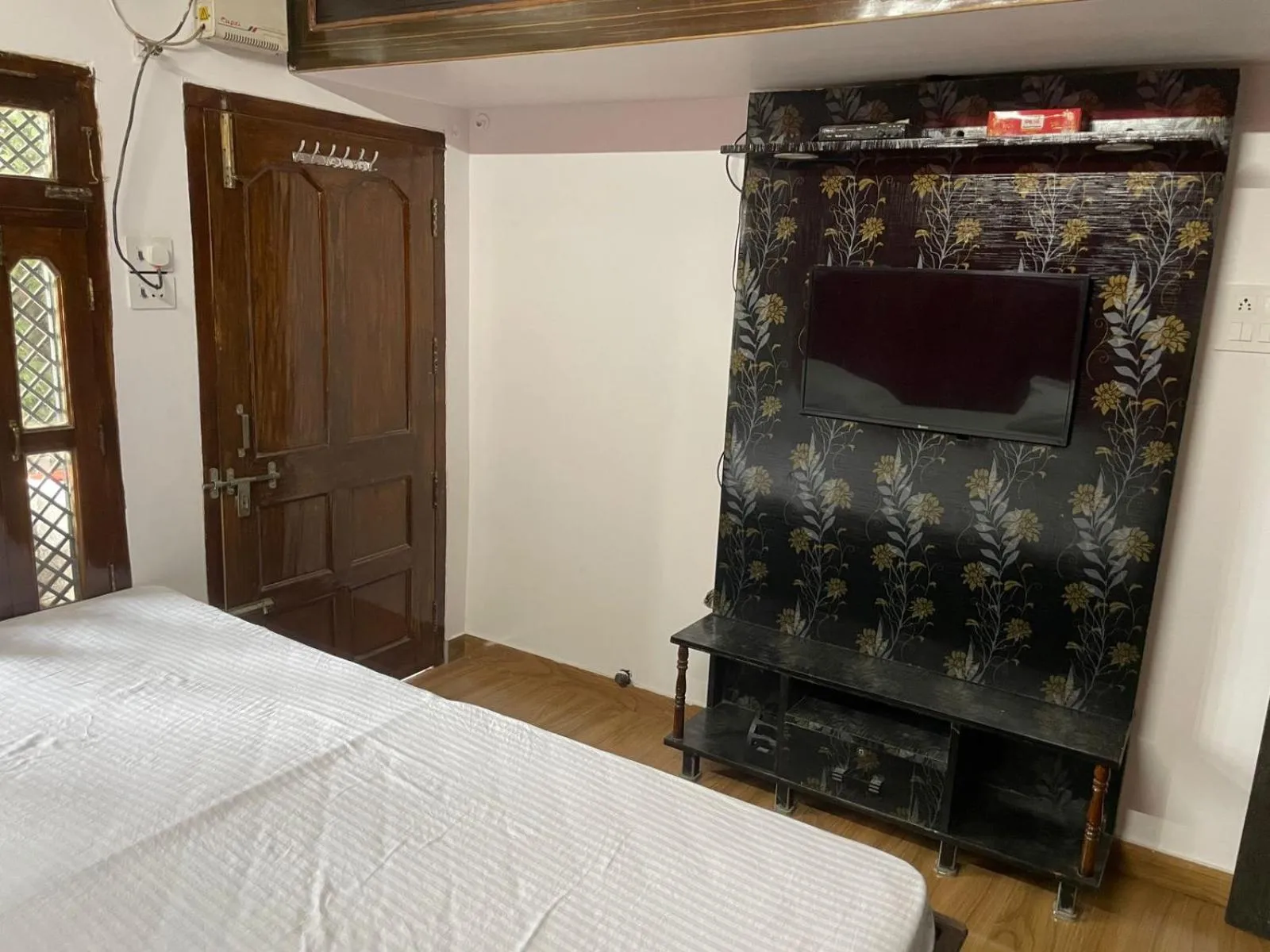 TV and multimedia, Bed in Kashi Ganga Guest House