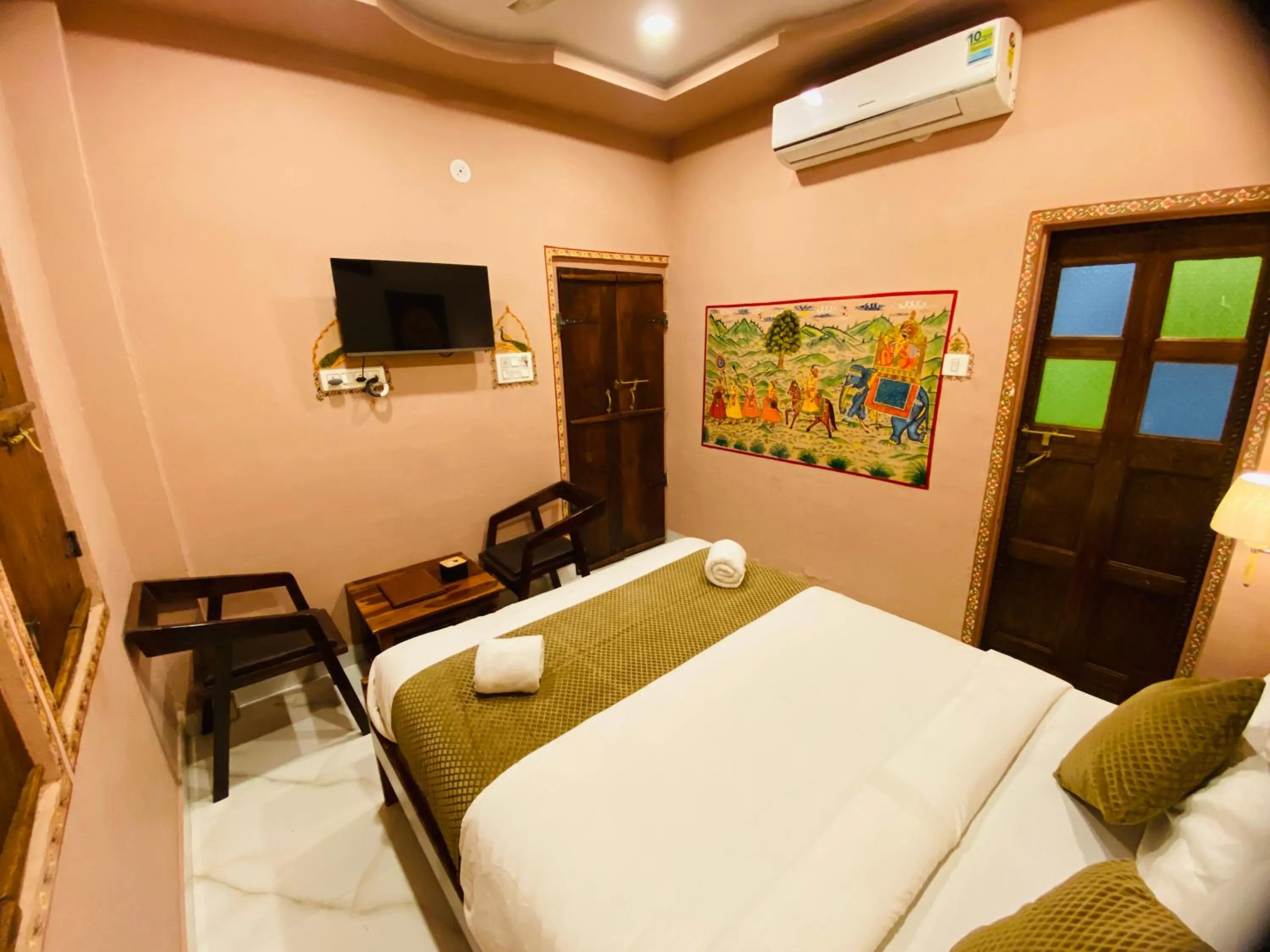 Communal lounge/ TV room, Bed in The Raj Heritage