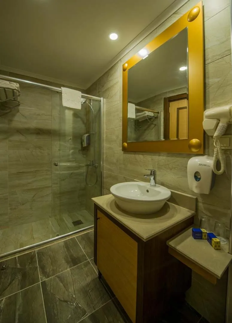 Shower in Dream World Aqua