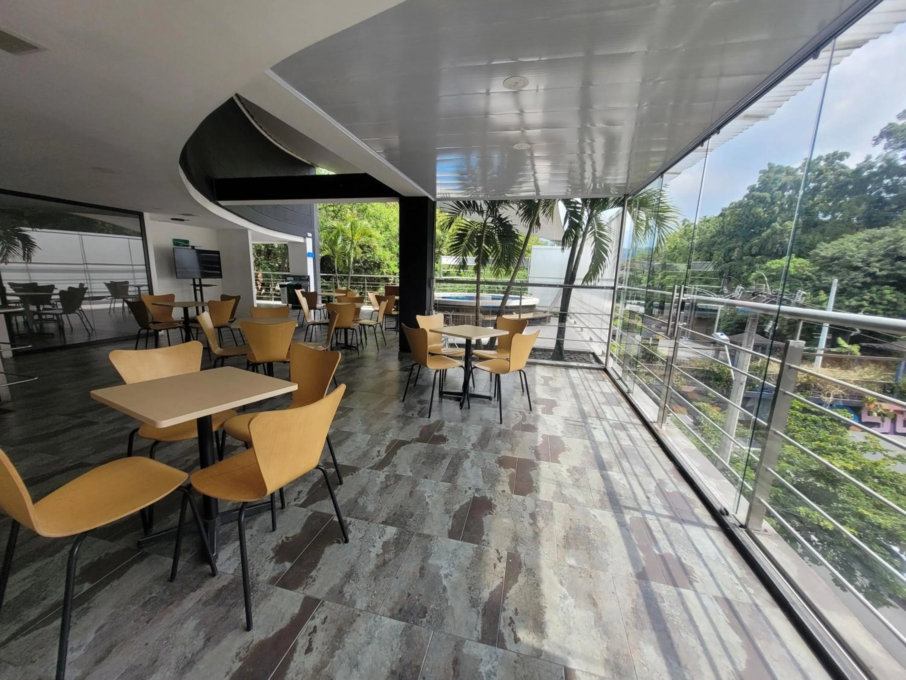 Restaurant/places to eat in Hotel Med 33