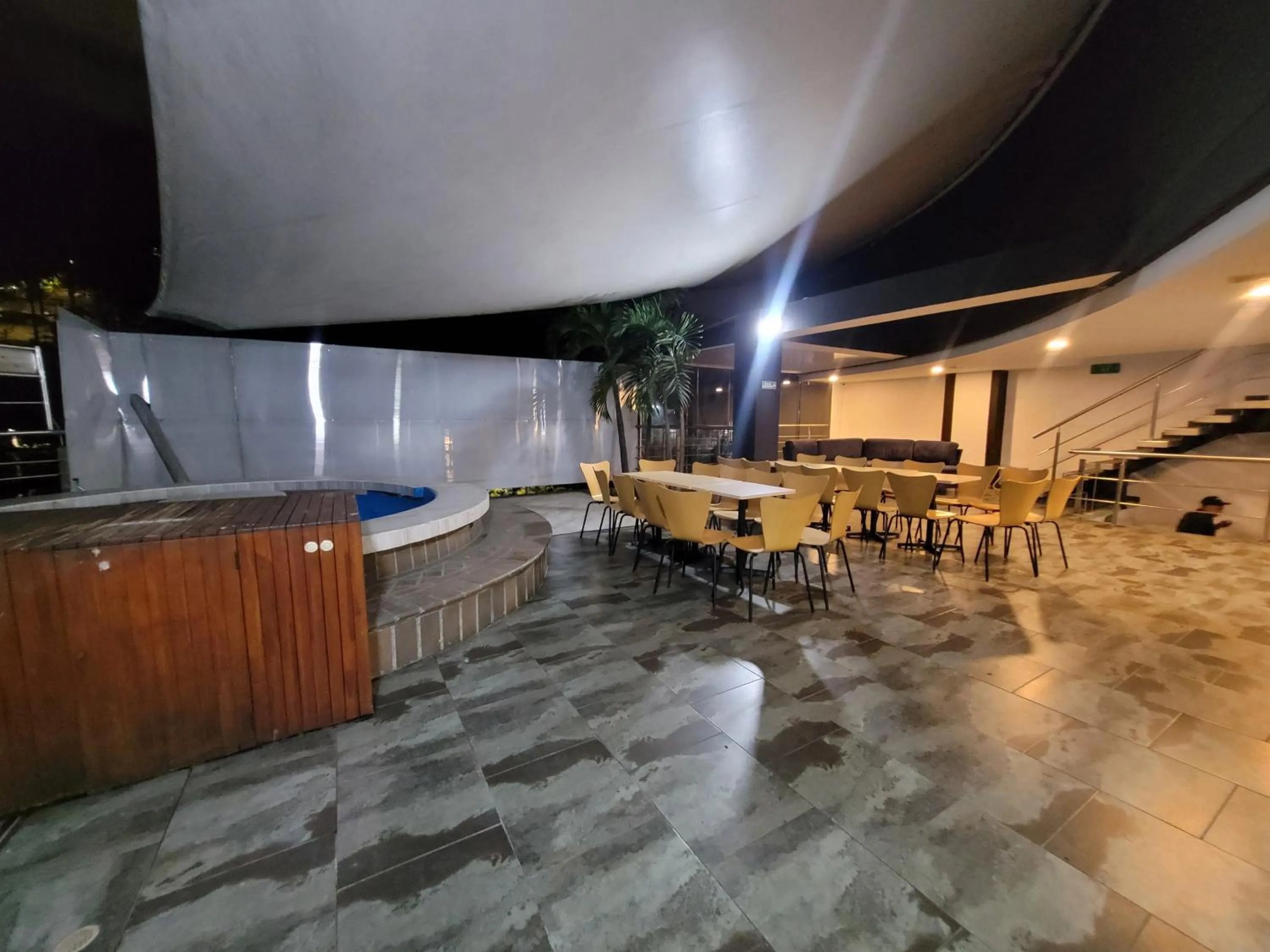 Restaurant/places to eat in Hotel Med 33