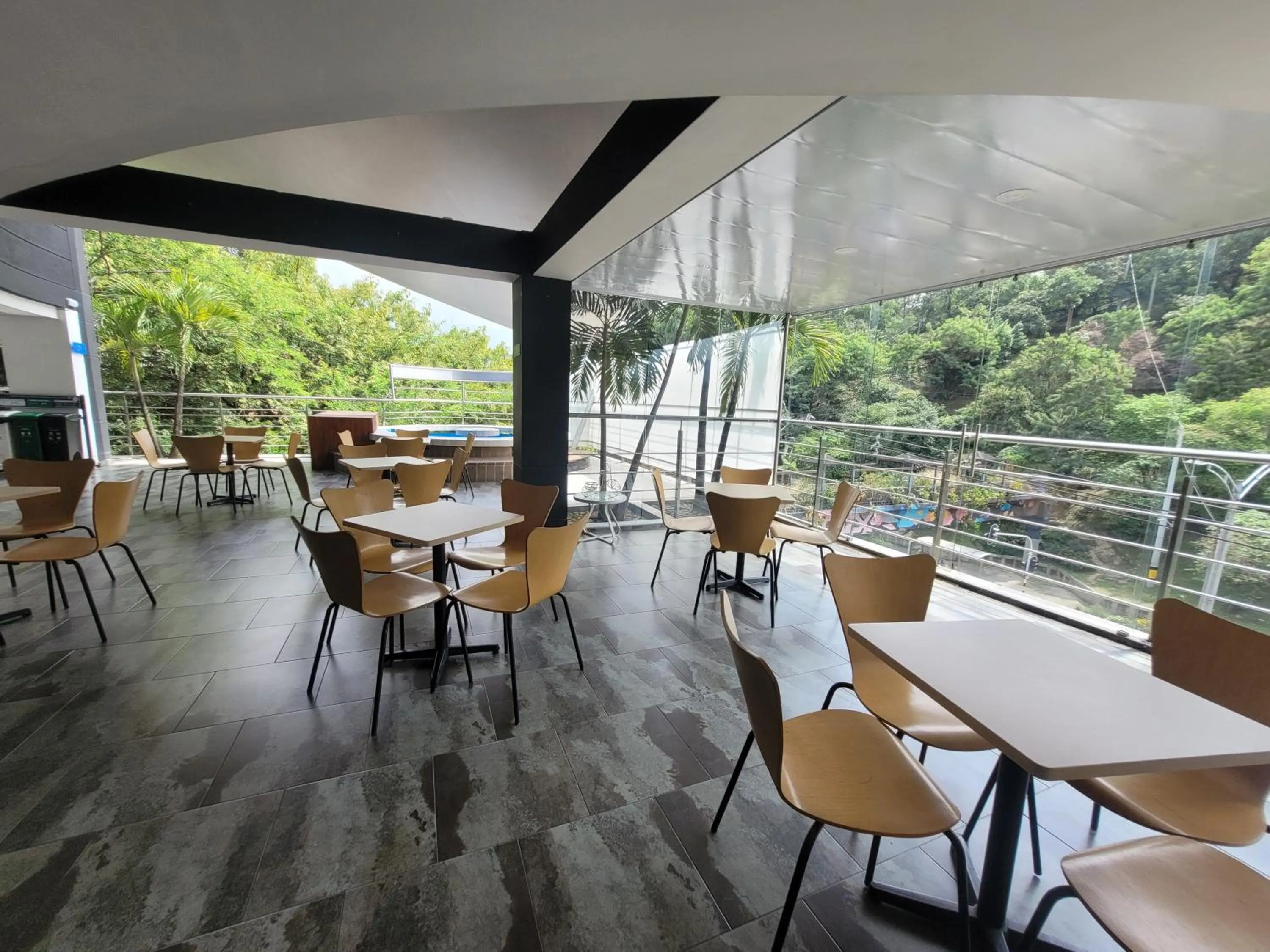 Restaurant/places to eat in Hotel Med 33