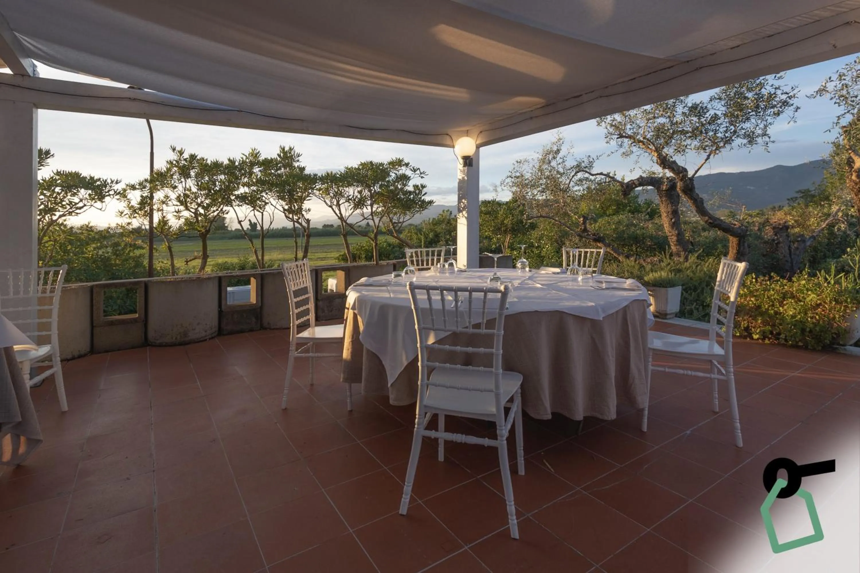 Restaurant/places to eat in HOTIDAY Room Collection - Sarzana