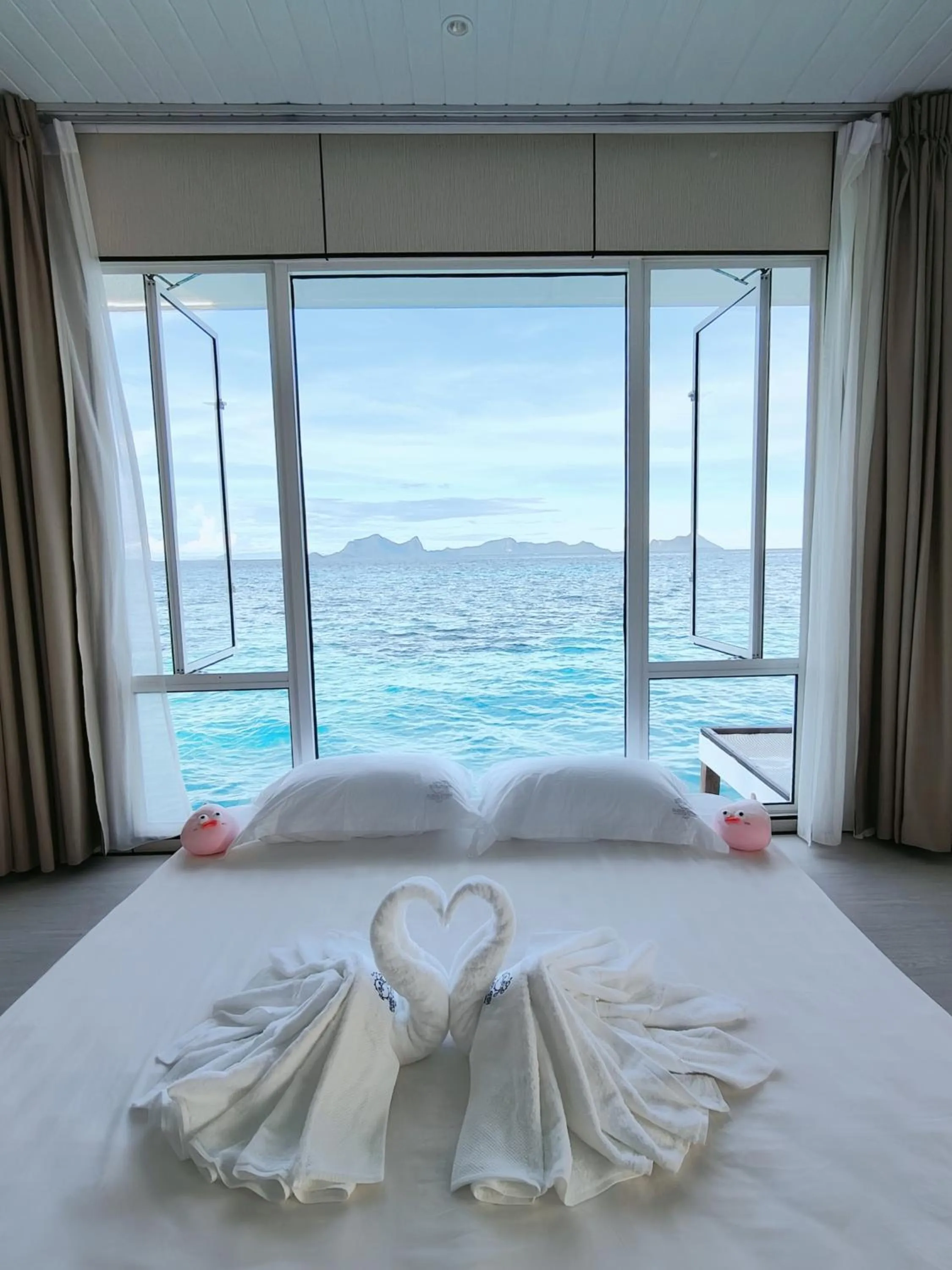 Bed in Bubblefish Water Villa