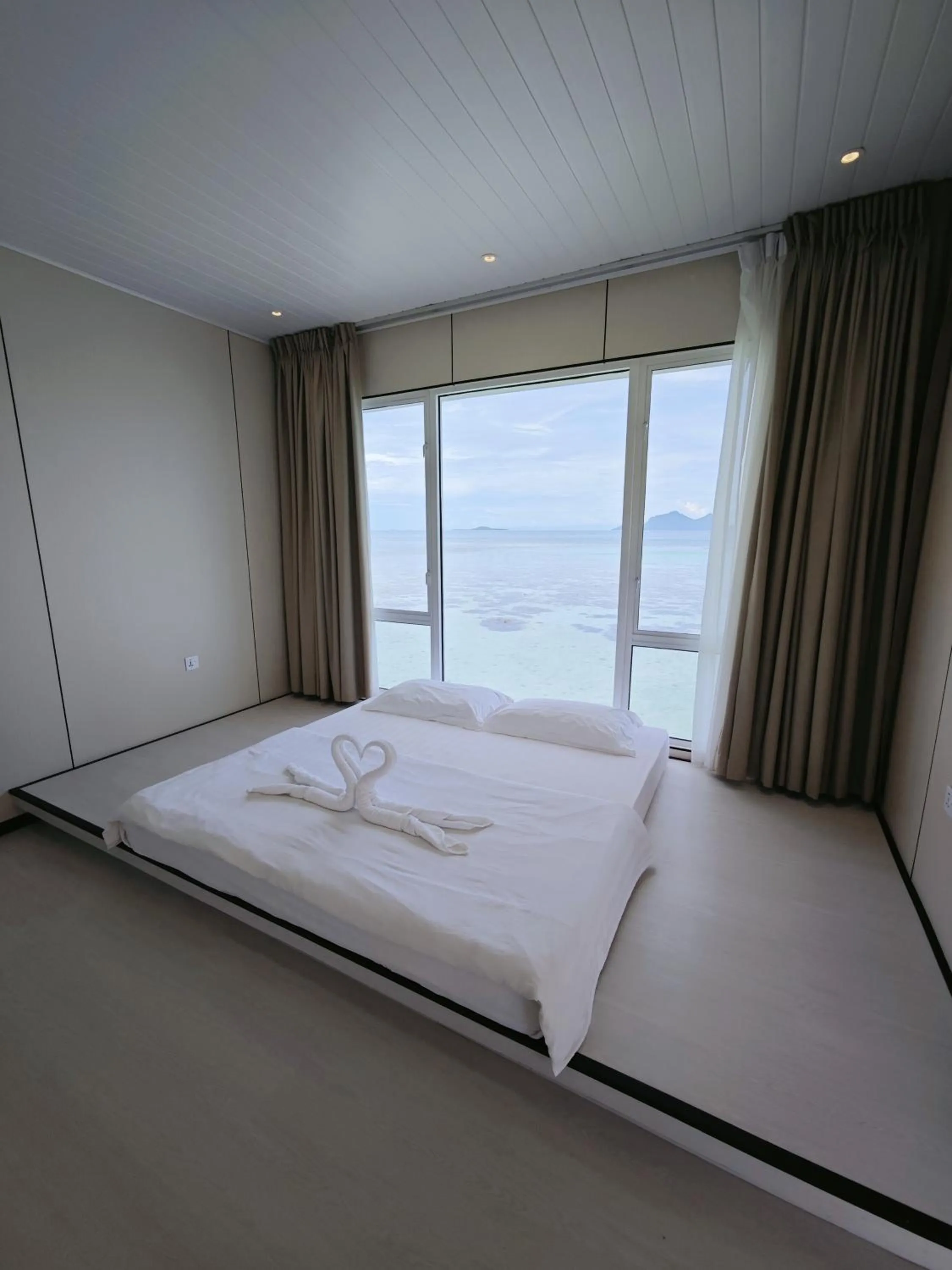 Bed in Bubblefish Water Villa