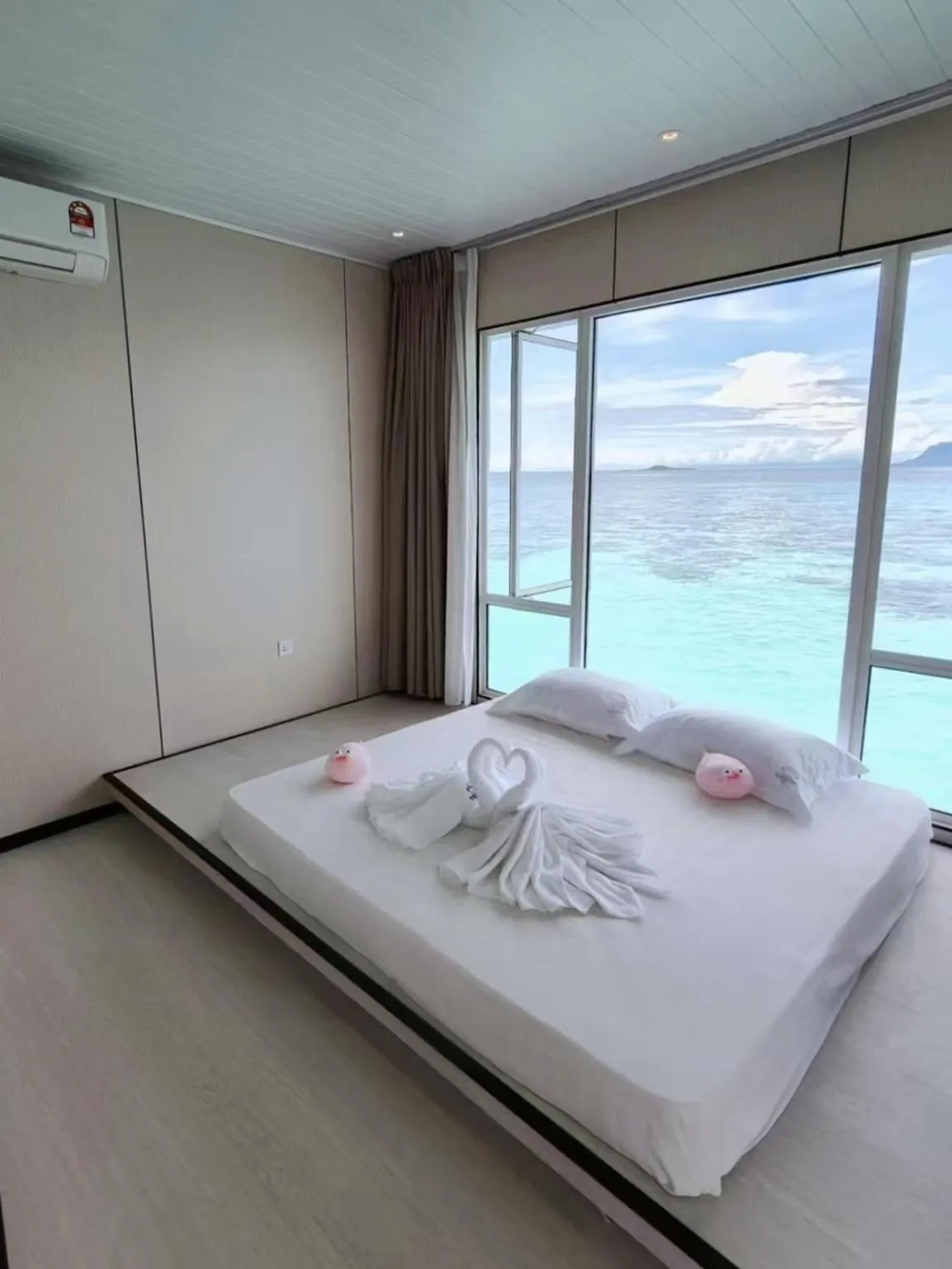 Bed in Bubblefish Water Villa