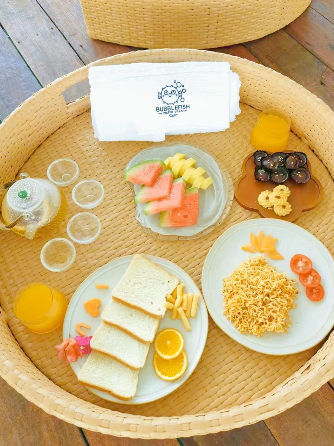 Food and drinks in Bubblefish Water Villa