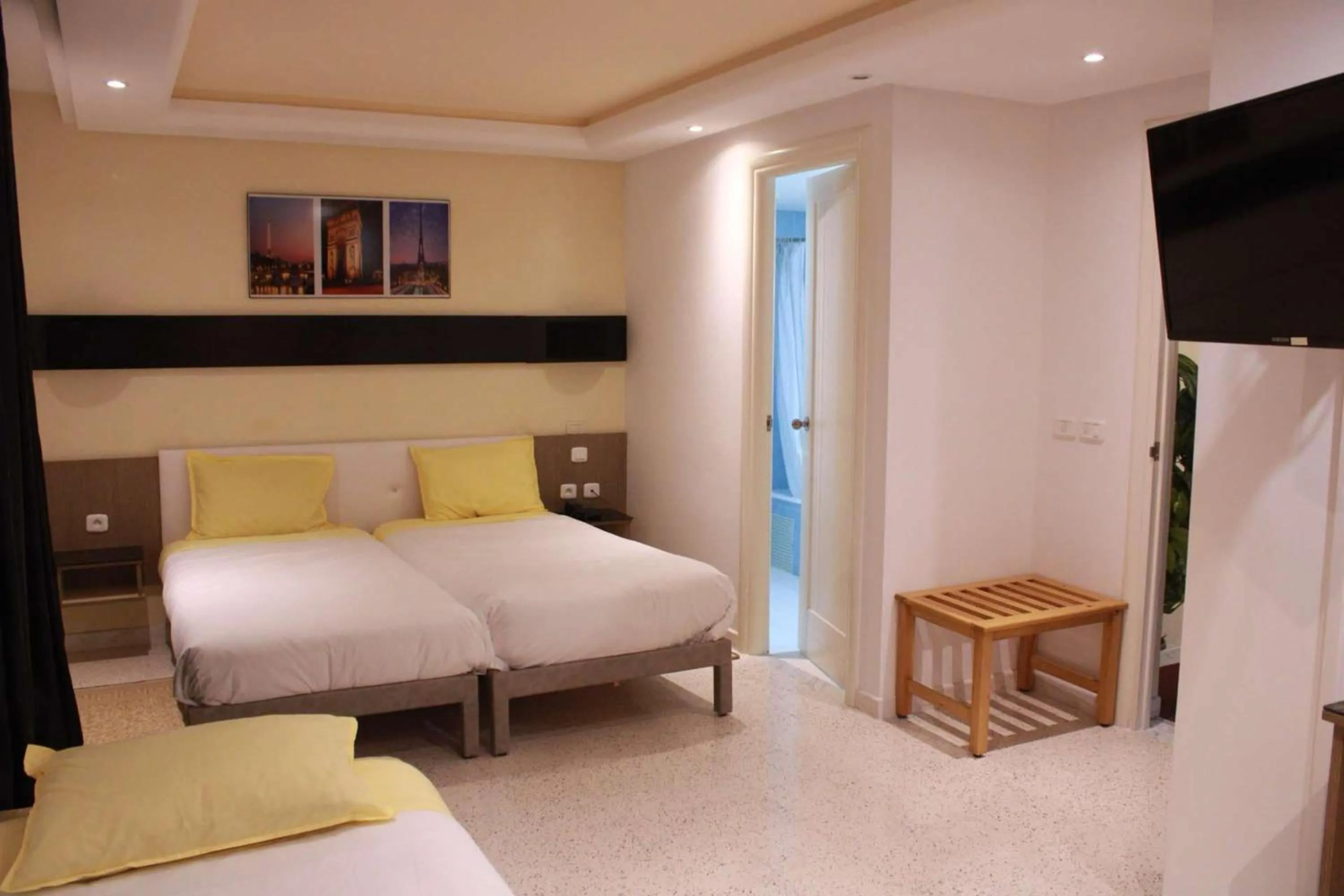 Bedroom, Bed in Le Parisien Tunis