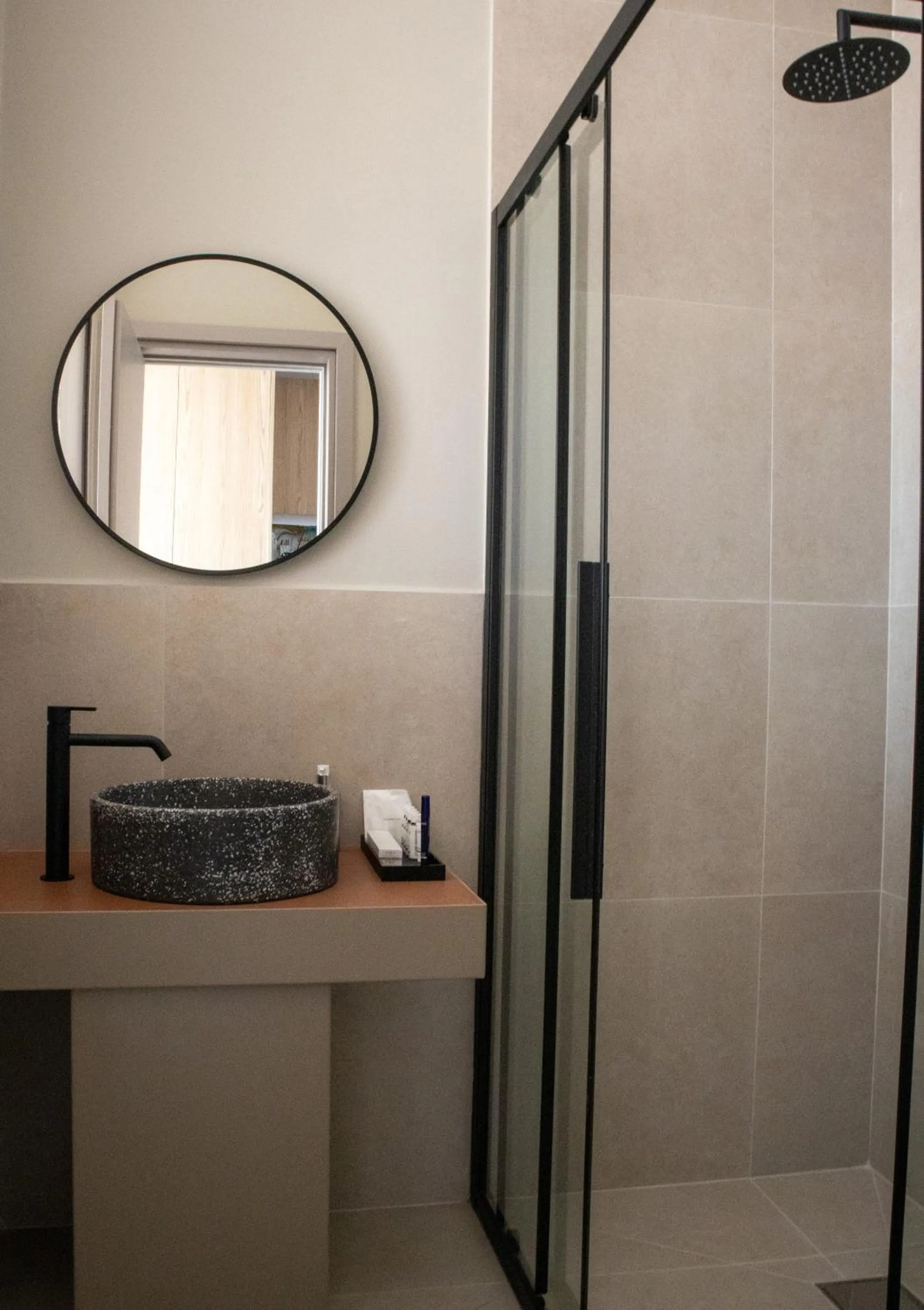 Shower in Alinea Lano Old Town Center