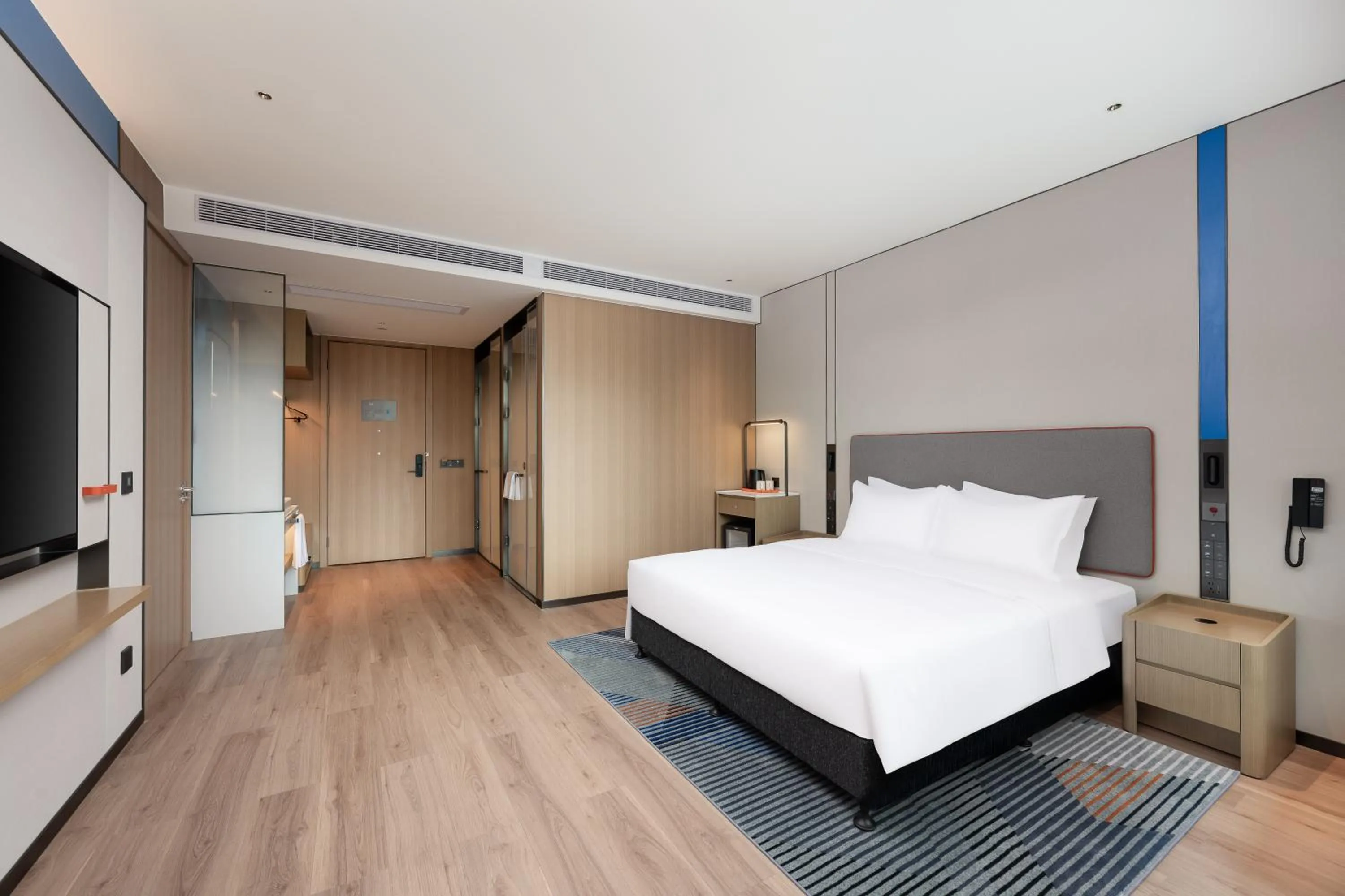 Photo of the whole room, Bed in Holiday Inn Express Haikou World Trade Center by IHG