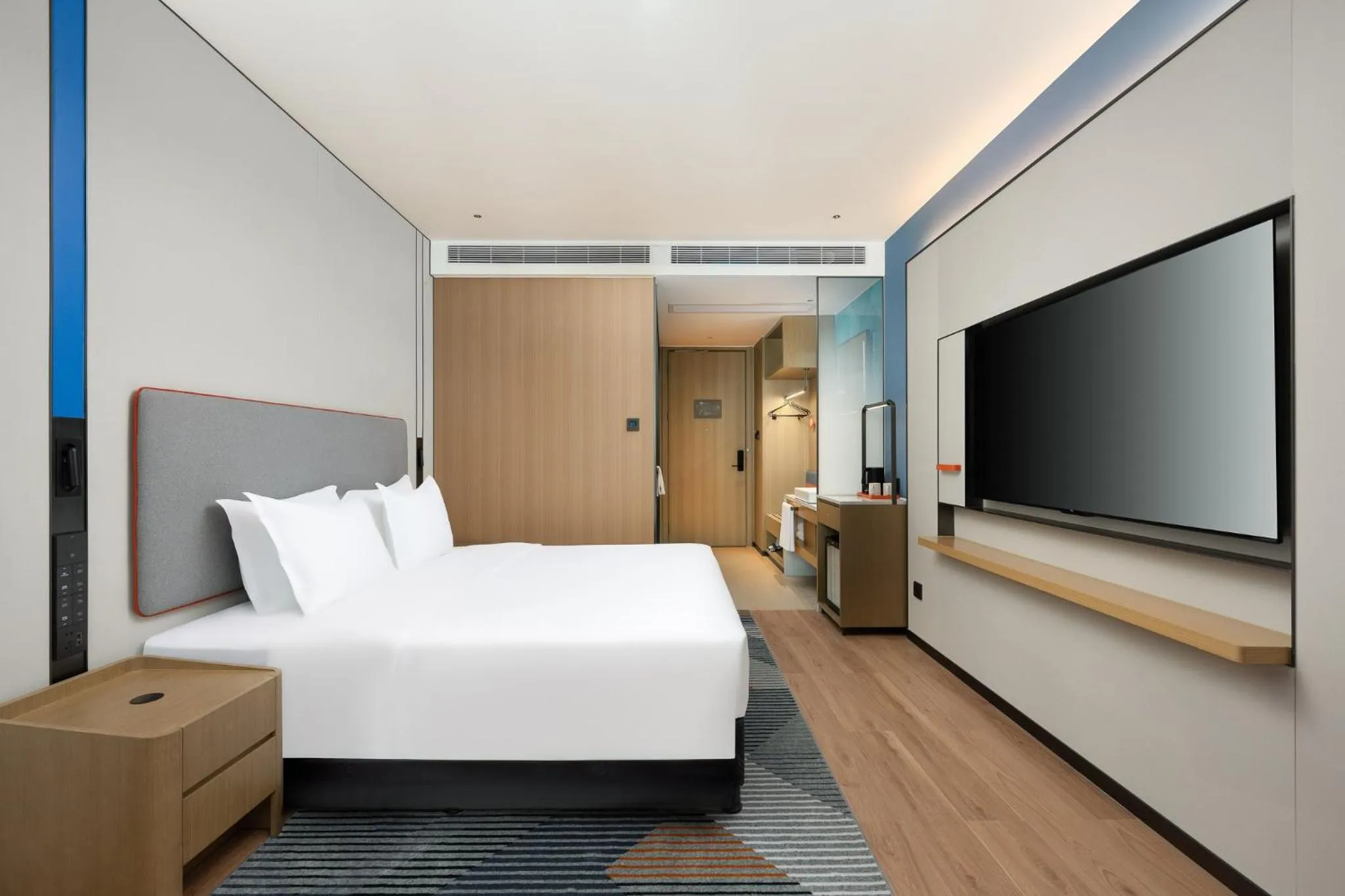 Photo of the whole room, Bed in Holiday Inn Express Haikou World Trade Center by IHG