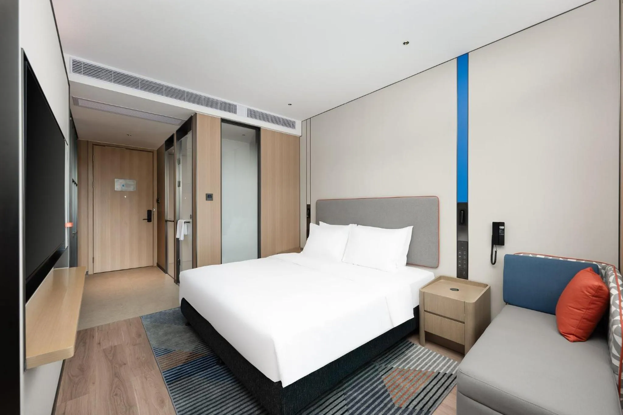 Photo of the whole room, Bed in Holiday Inn Express Haikou World Trade Center by IHG