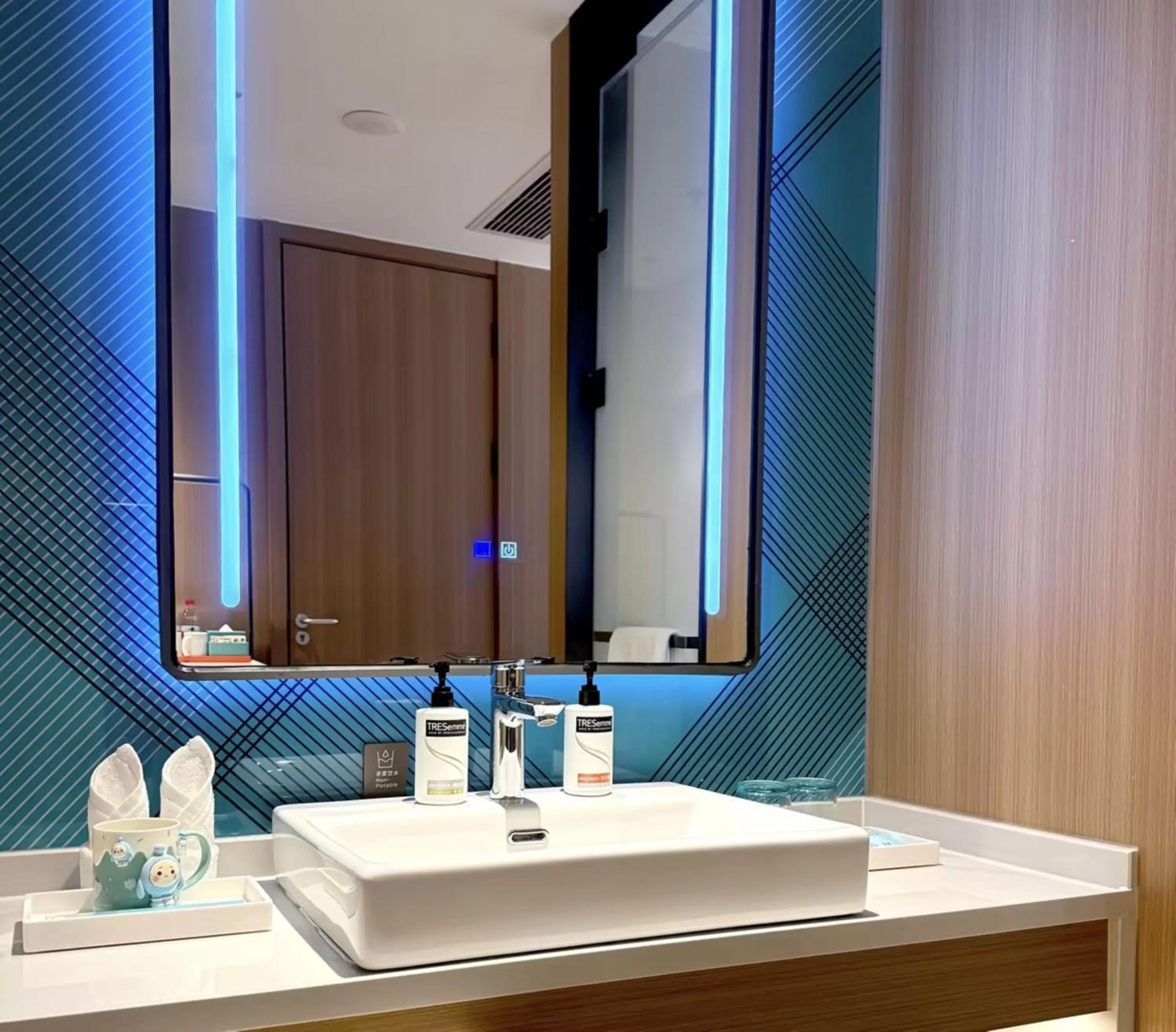 Photo of the whole room in Holiday Inn Express Haikou World Trade Center by IHG