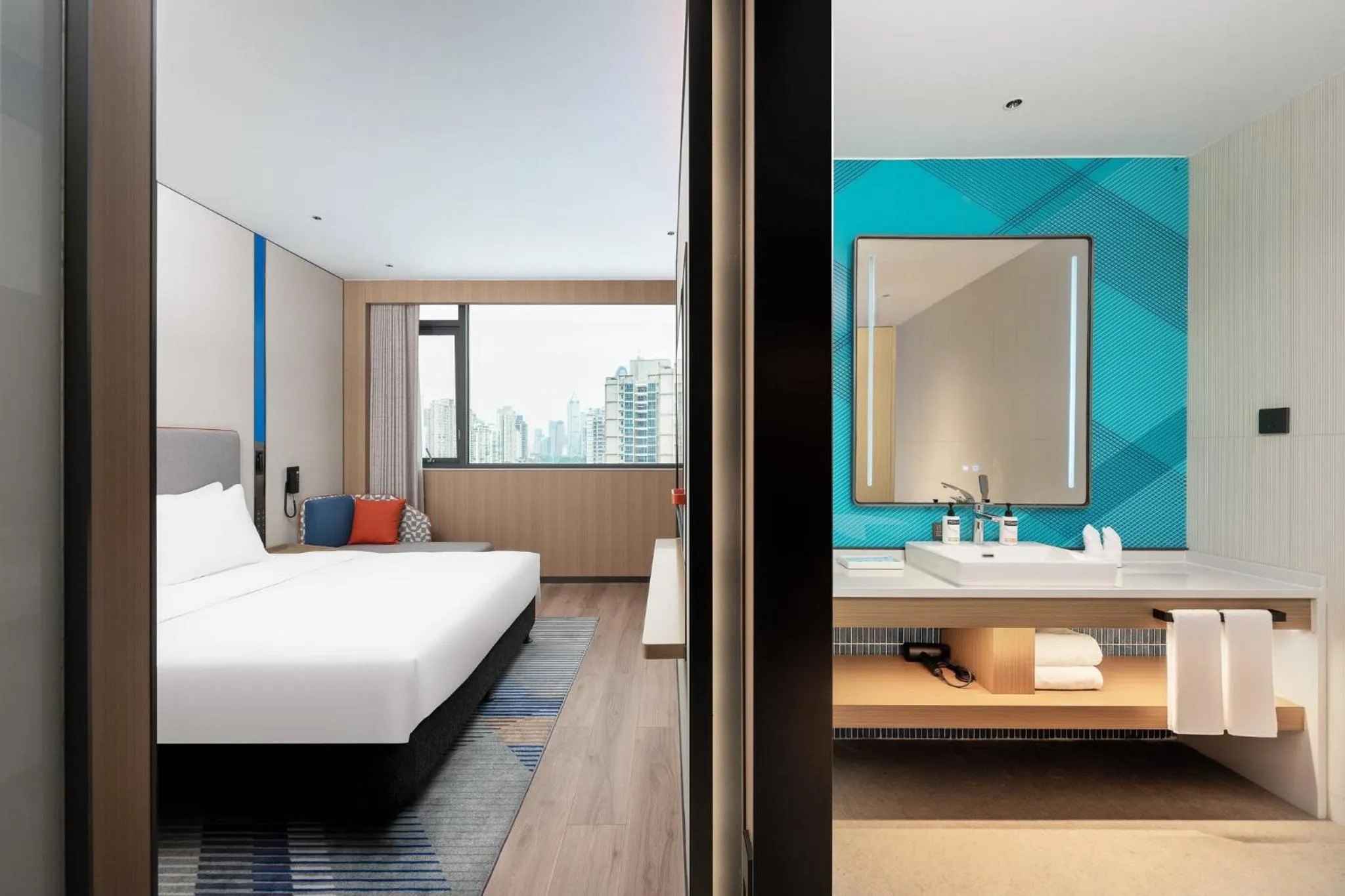 Photo of the whole room, Bed in Holiday Inn Express Haikou World Trade Center by IHG