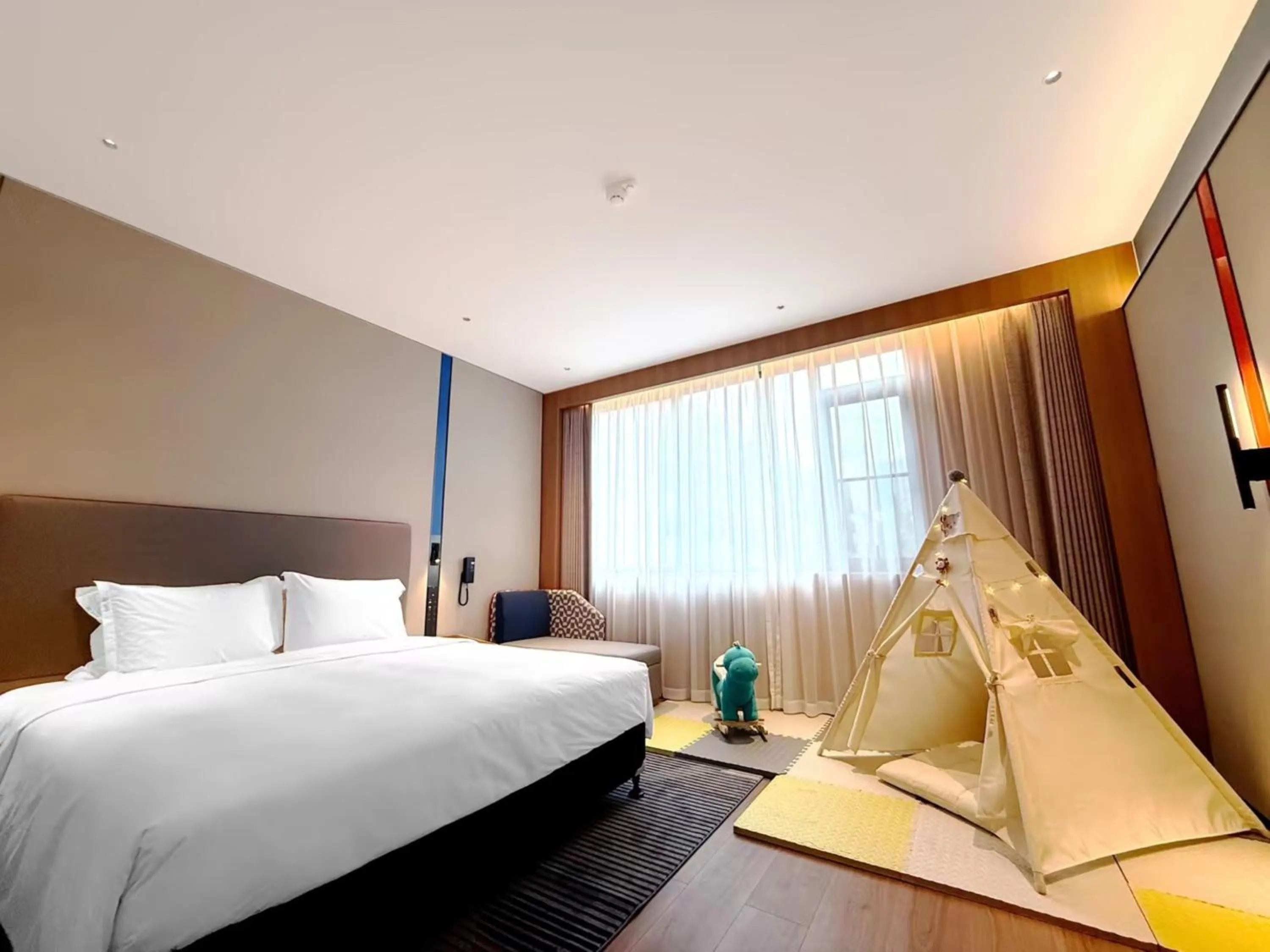 Photo of the whole room, Bed in Holiday Inn Express Haikou World Trade Center by IHG