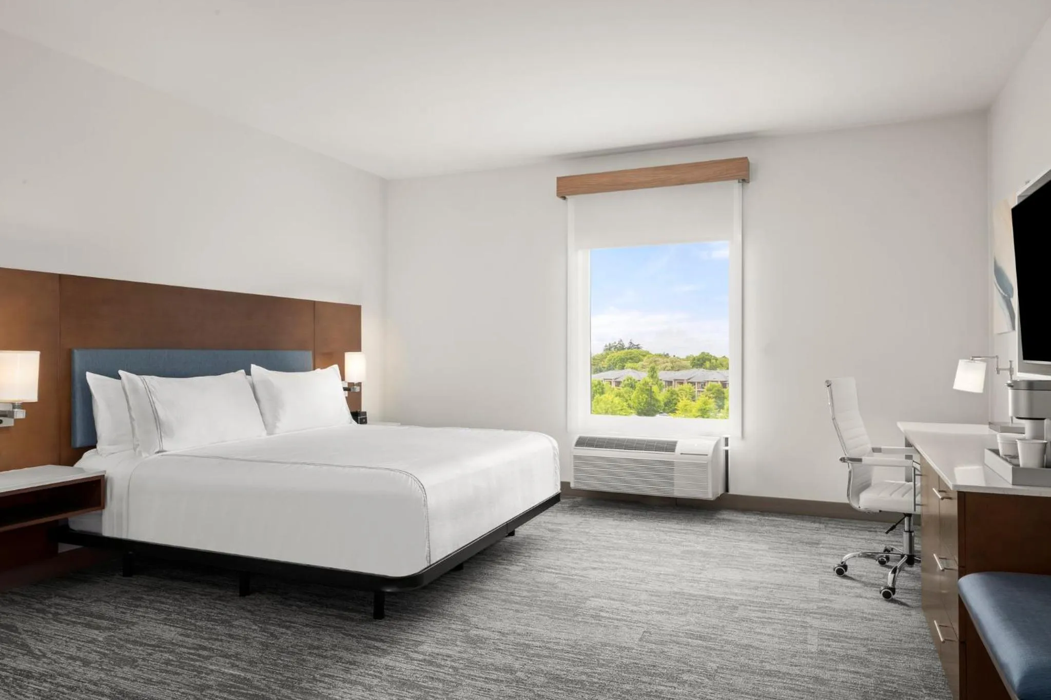 Photo of the whole room, Bed in EVEN Hotel Portland - Beaverton by IHG