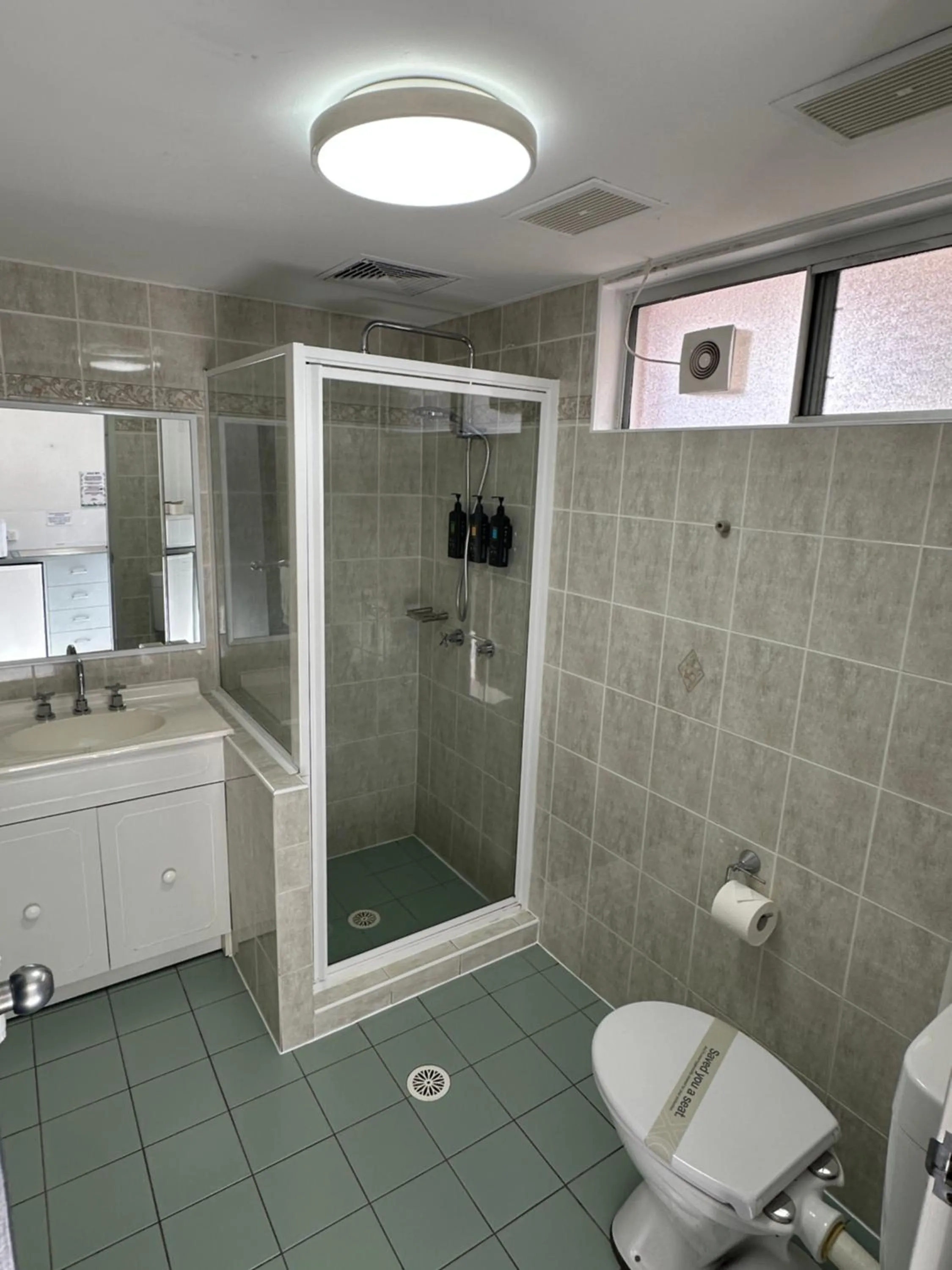 Bathroom in The Oaks Hotel Motel