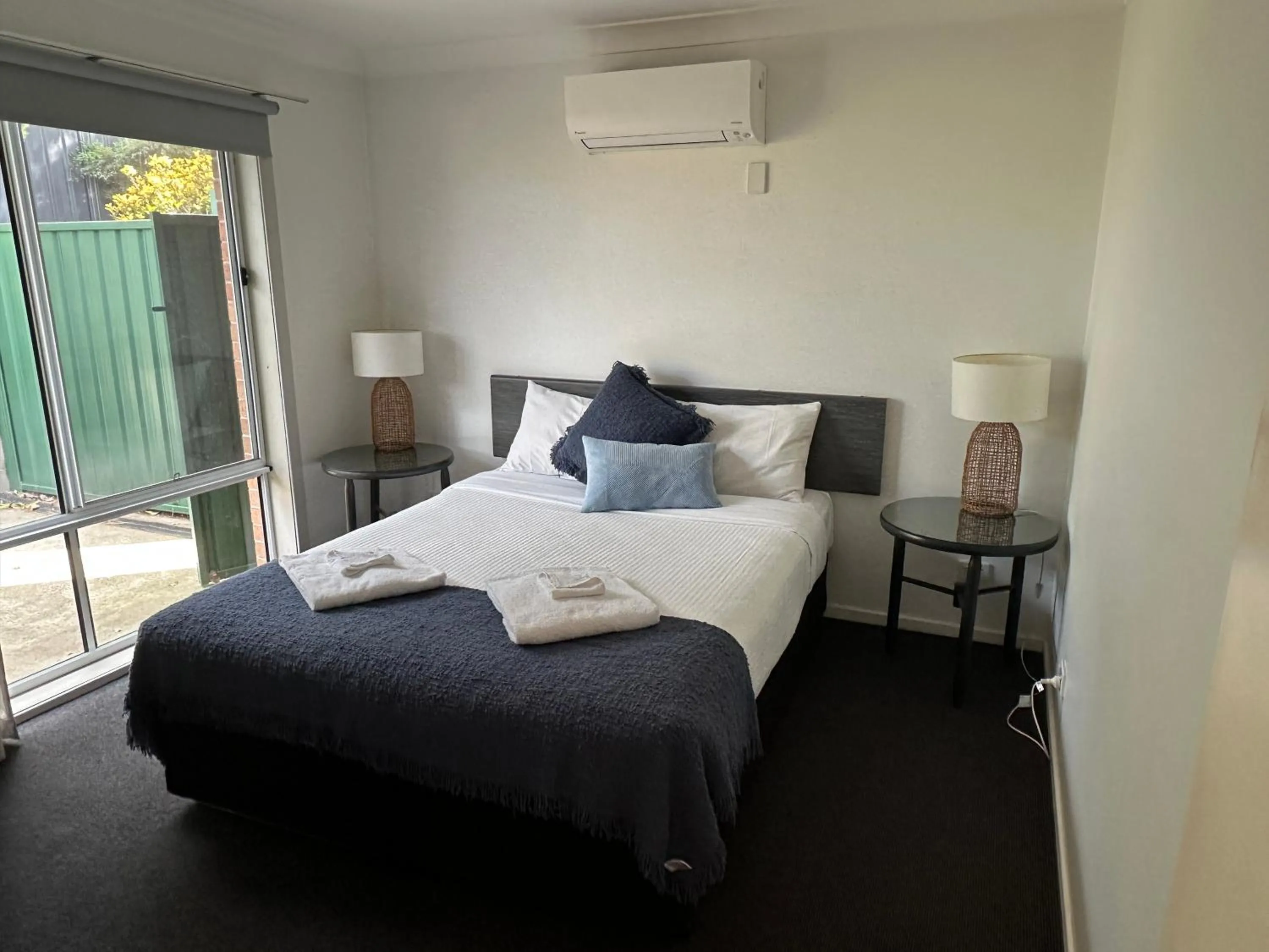 Bedroom, Bed in The Oaks Hotel Motel