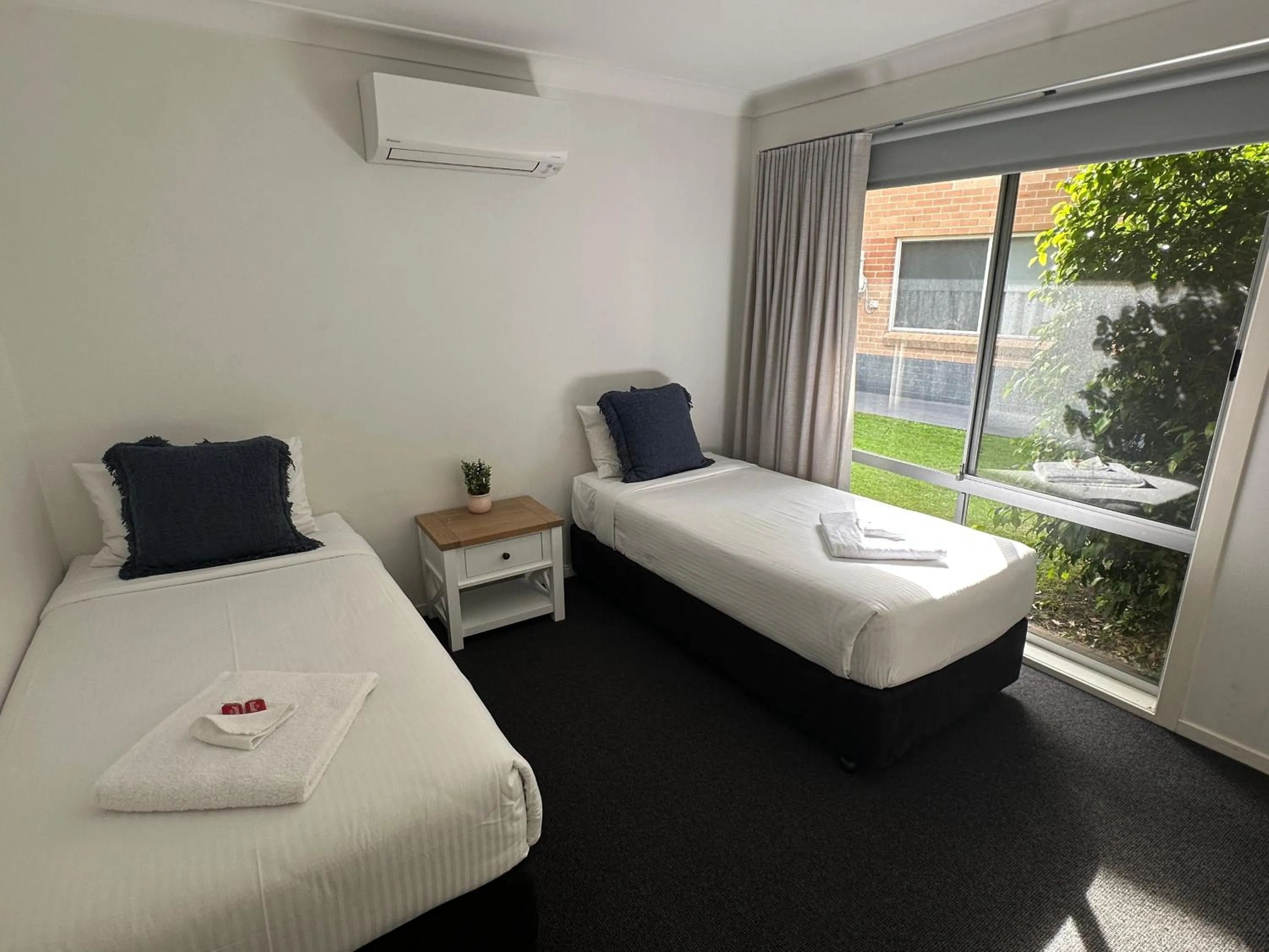 Bedroom, Bed in The Oaks Hotel Motel