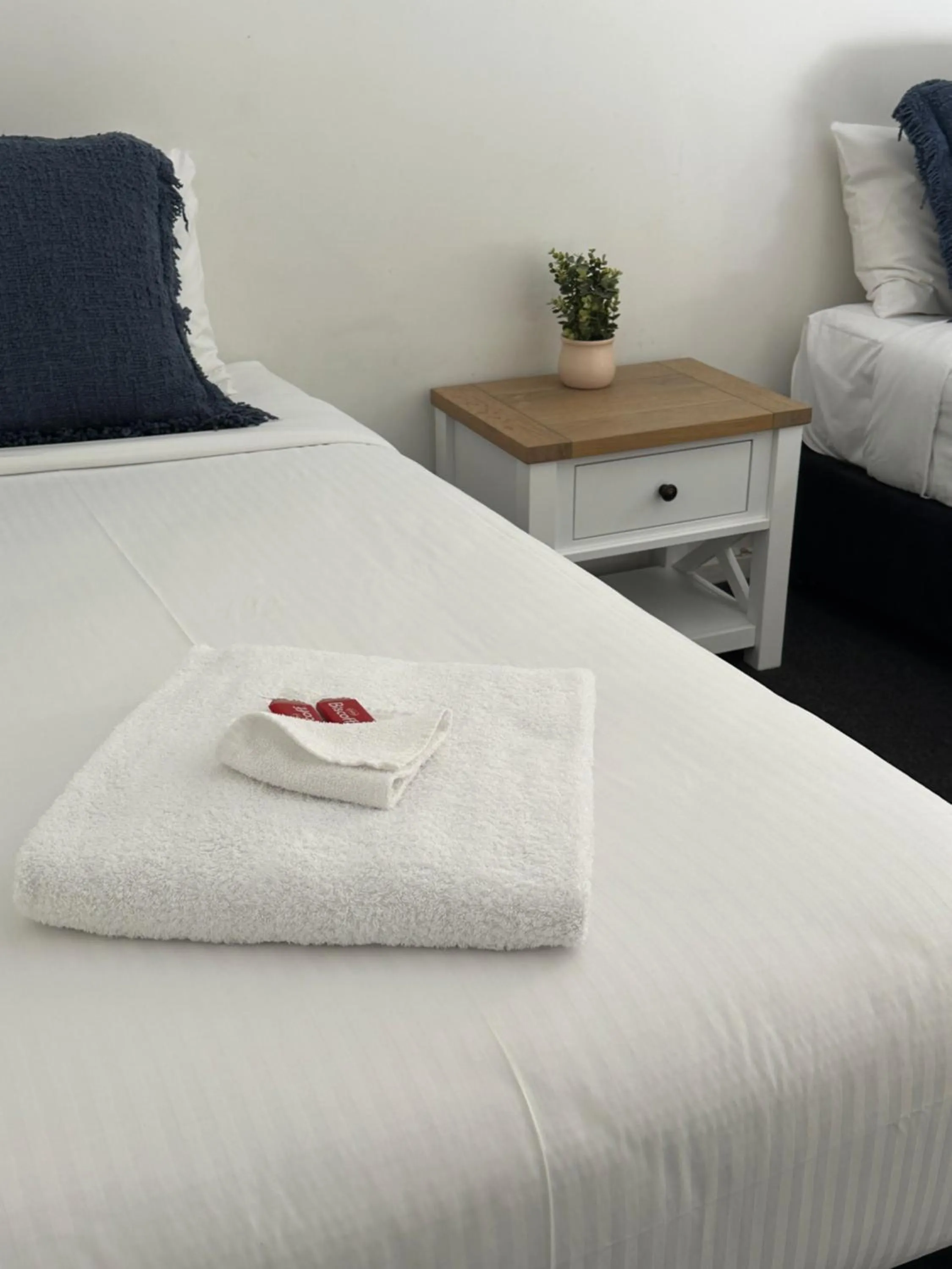 Bed in The Oaks Hotel Motel