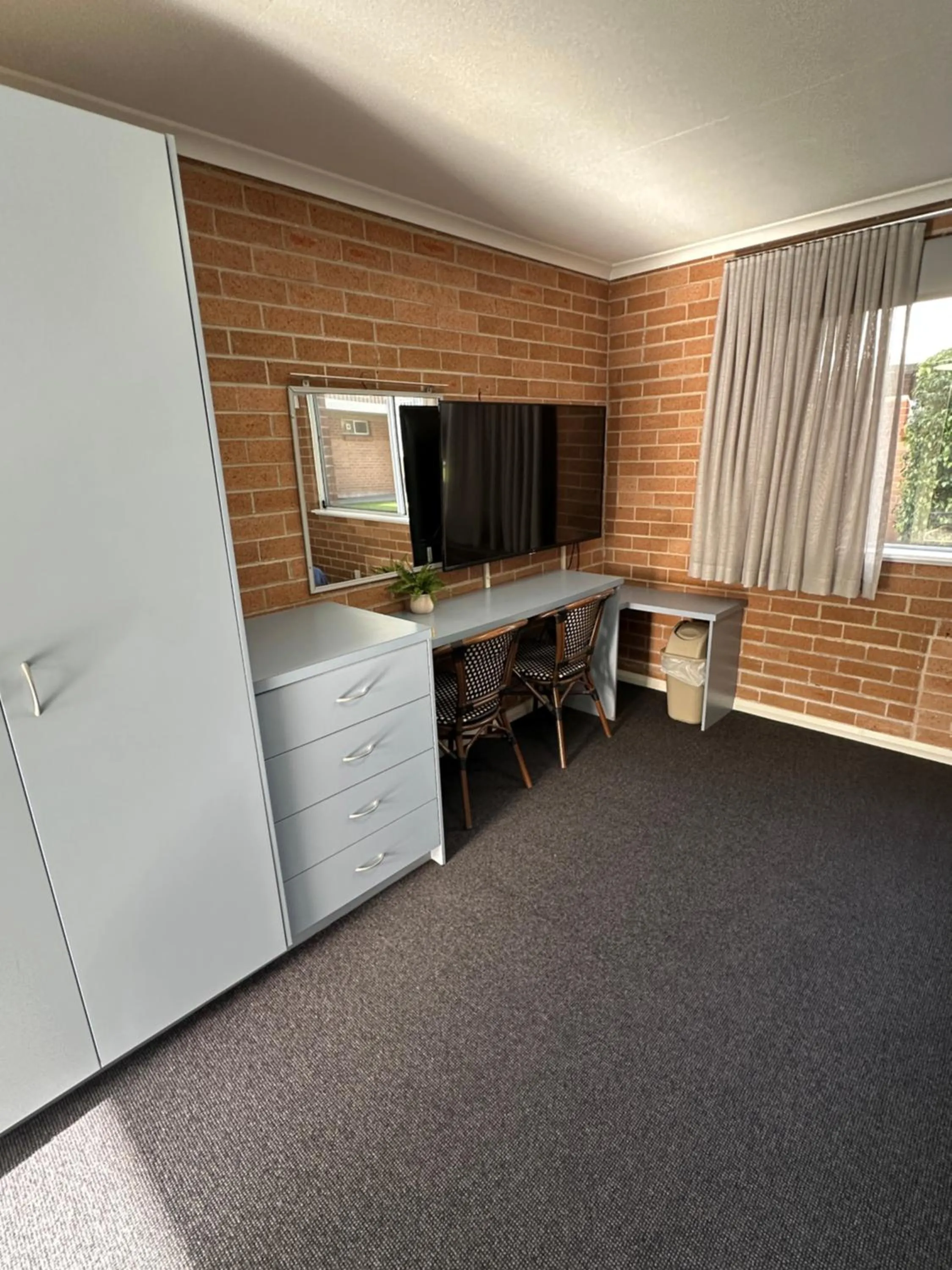 TV and multimedia in The Oaks Hotel Motel