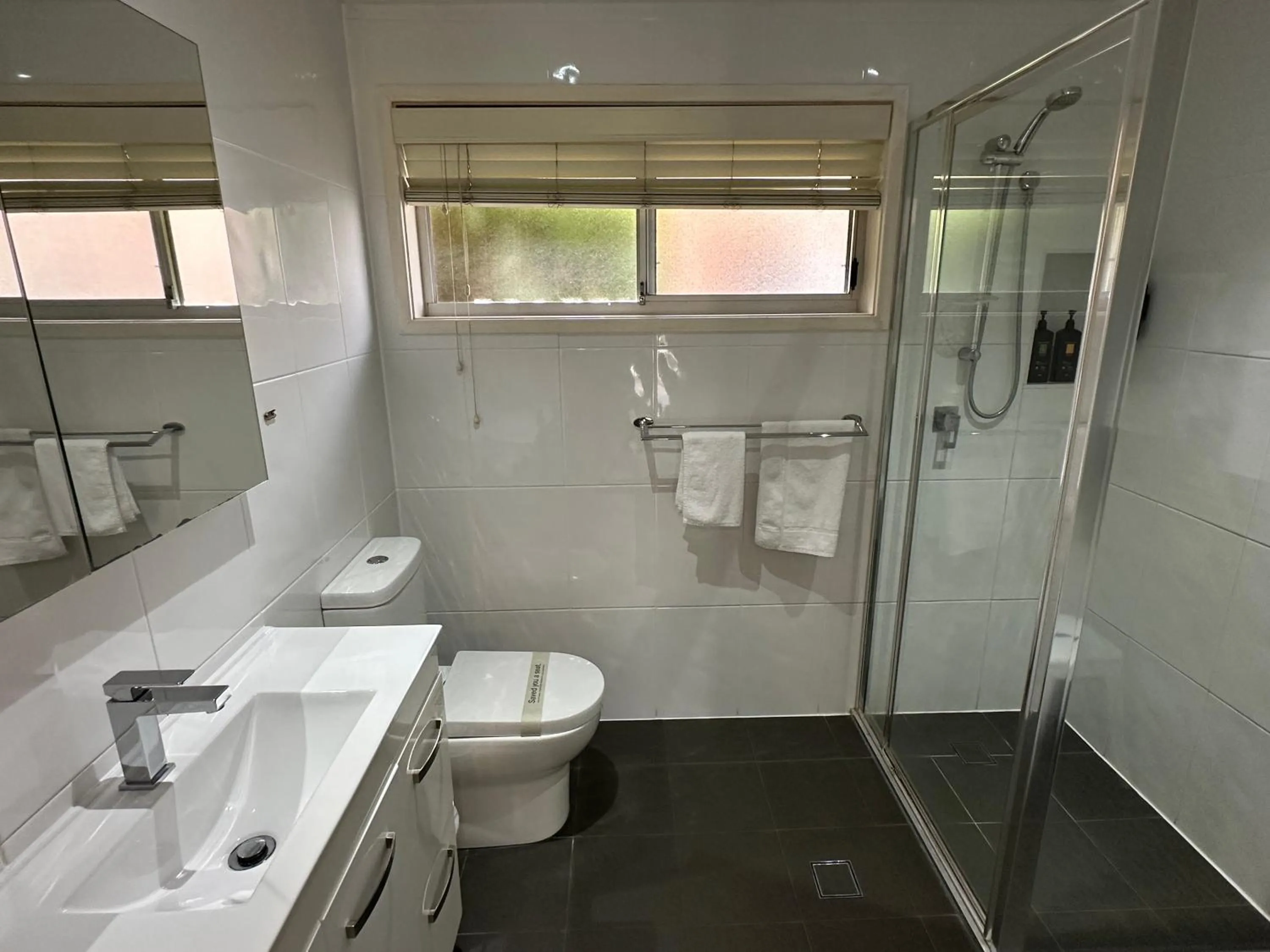 Toilet in The Oaks Hotel Motel