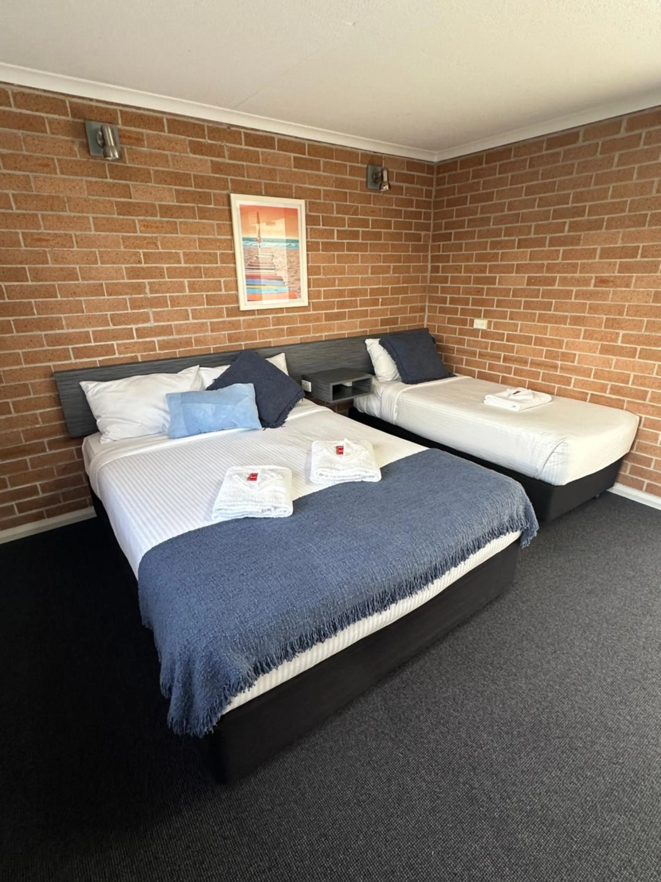 Bedroom, Bed in The Oaks Hotel Motel