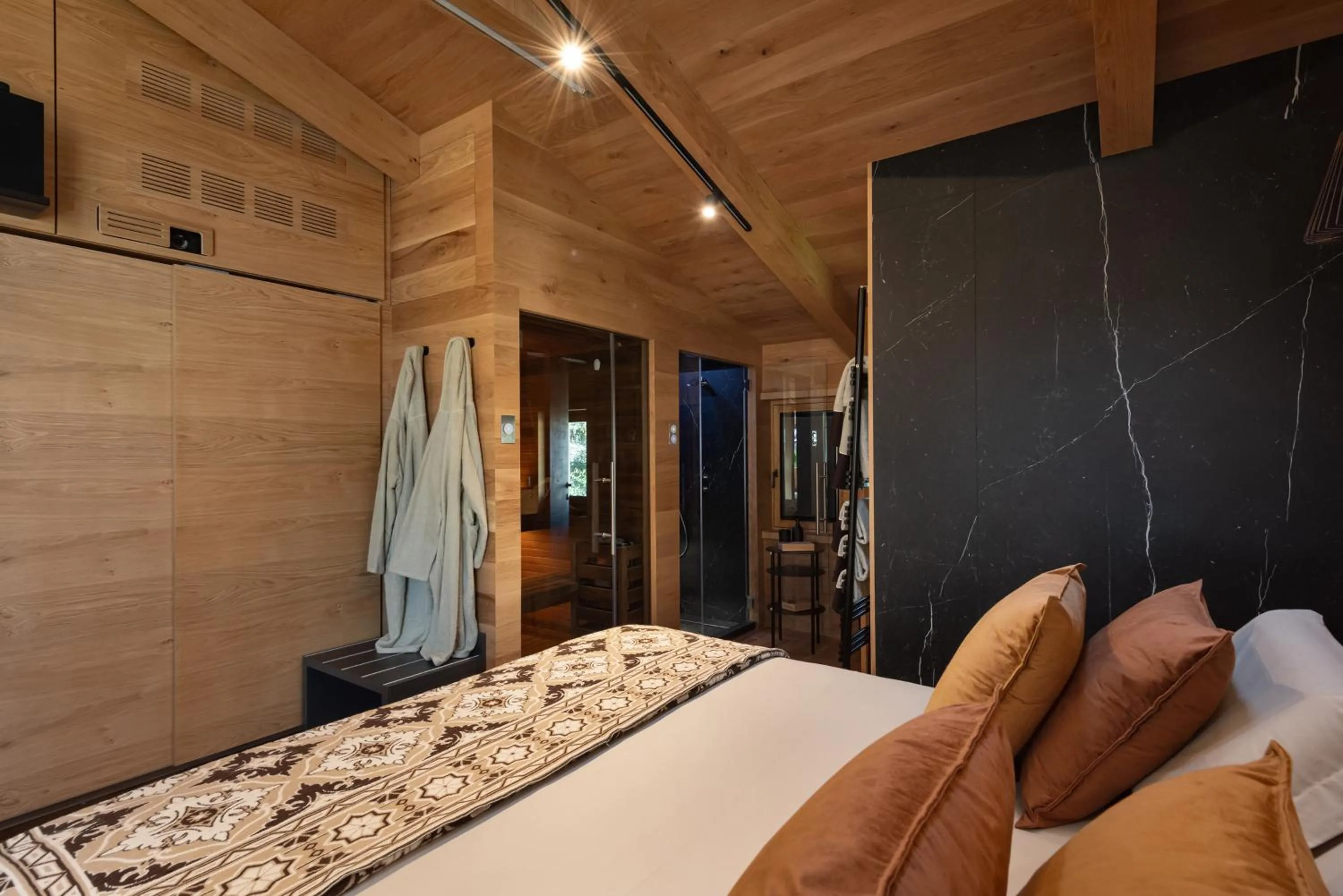 Shower, Bed in VICTORIA SPA SUITES Roccaraso Centro