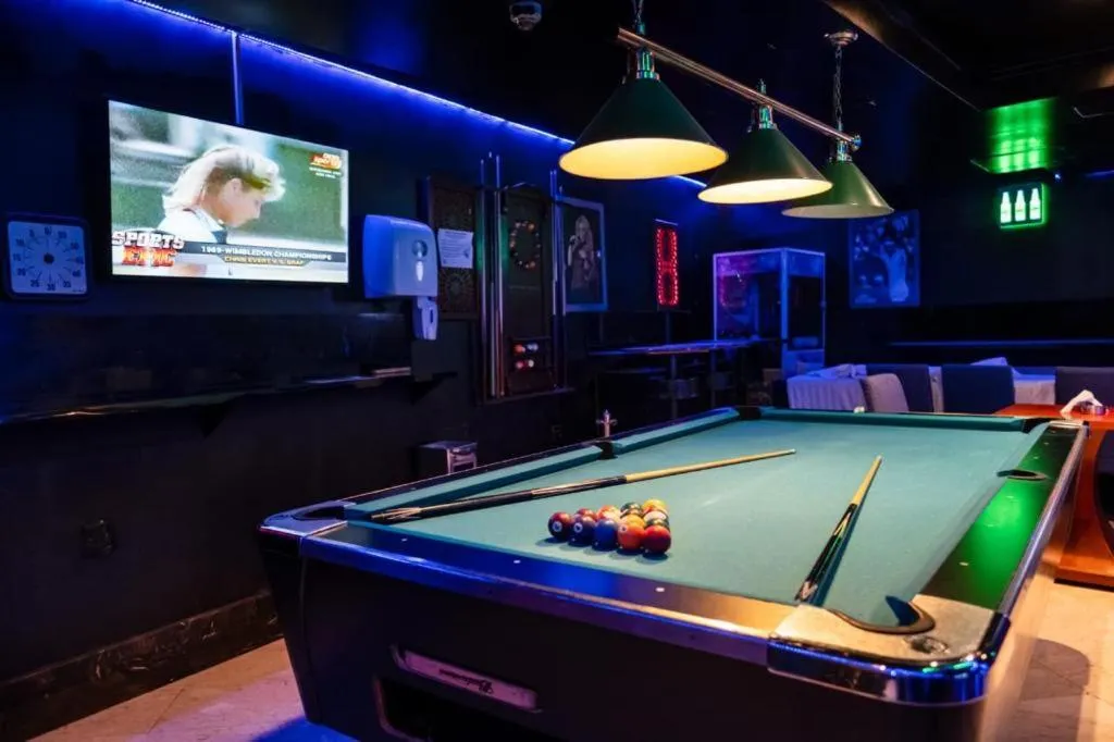 Billiard in Manhattan Avenue Hotel