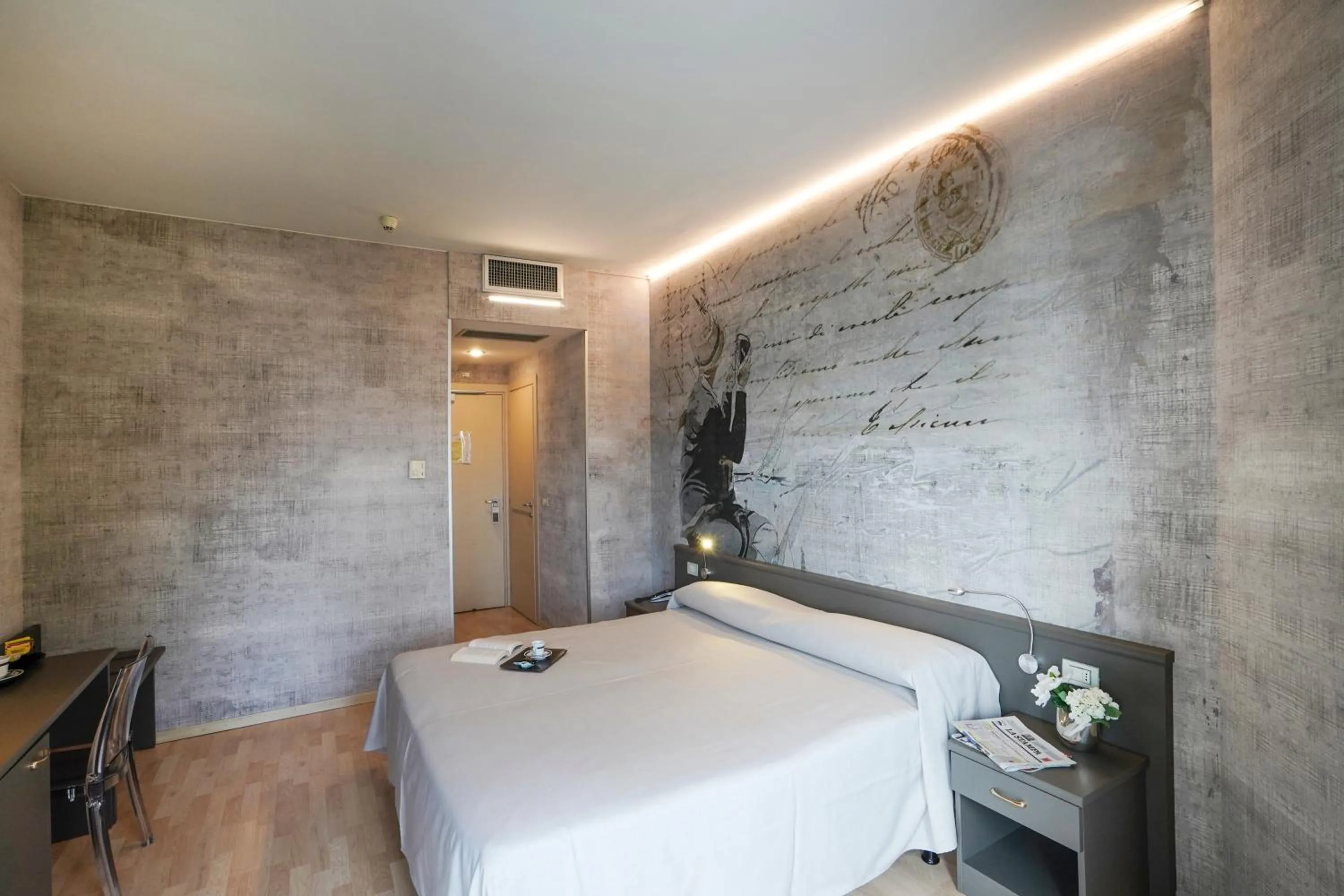 Photo of the whole room, Bed in Sole Mare