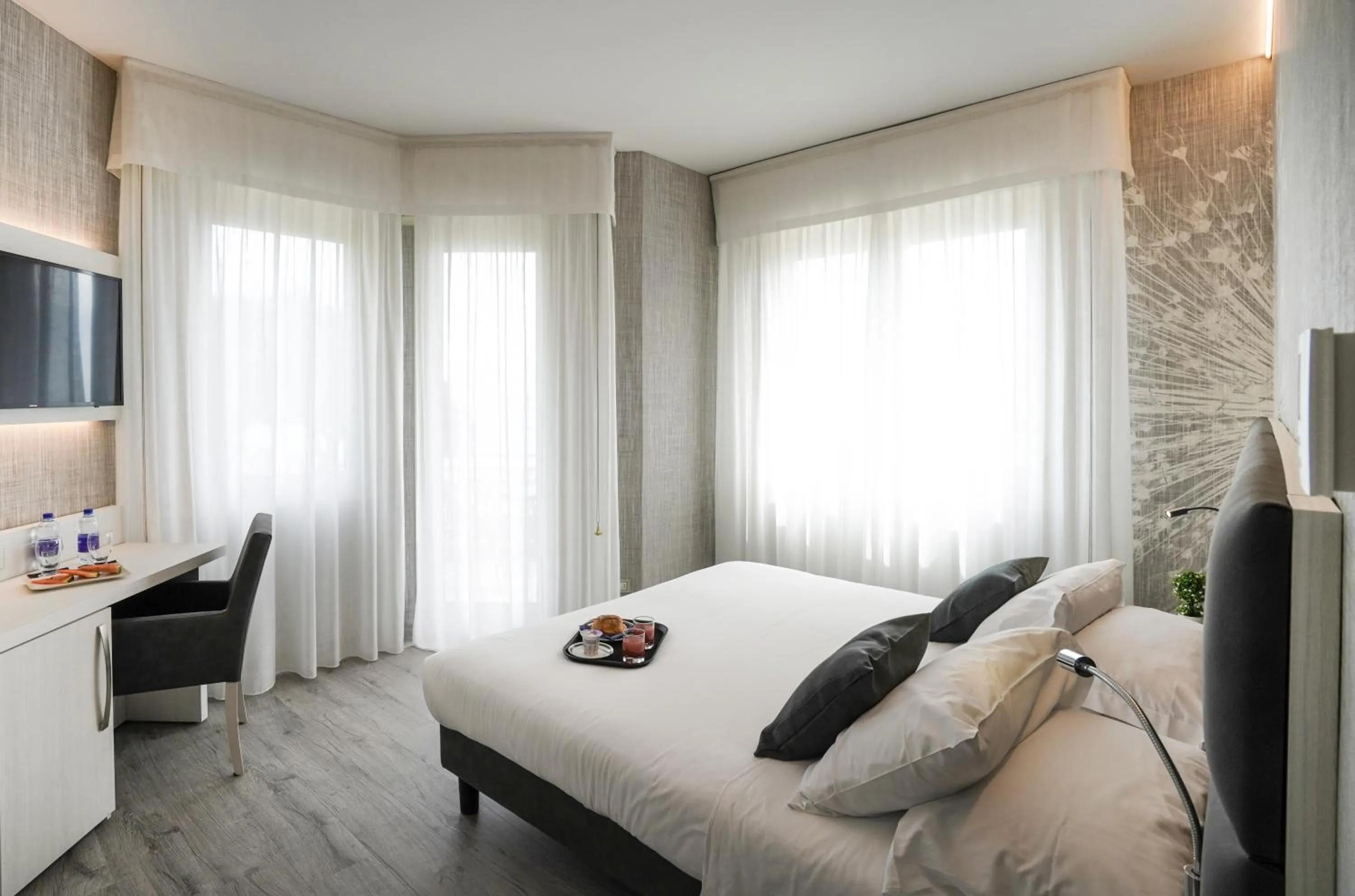 Photo of the whole room, Bed in Sole Mare