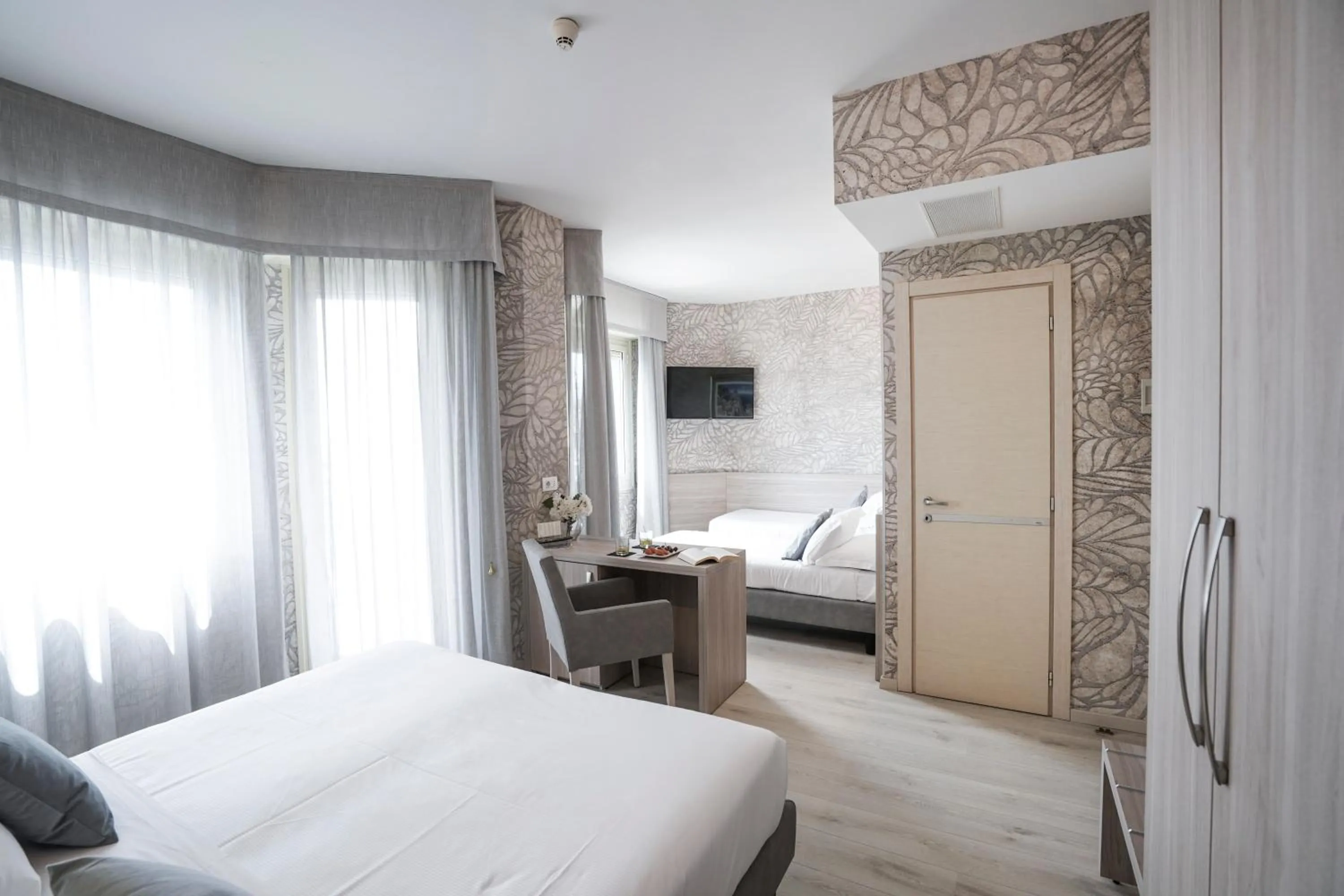 Photo of the whole room, Bed in Sole Mare