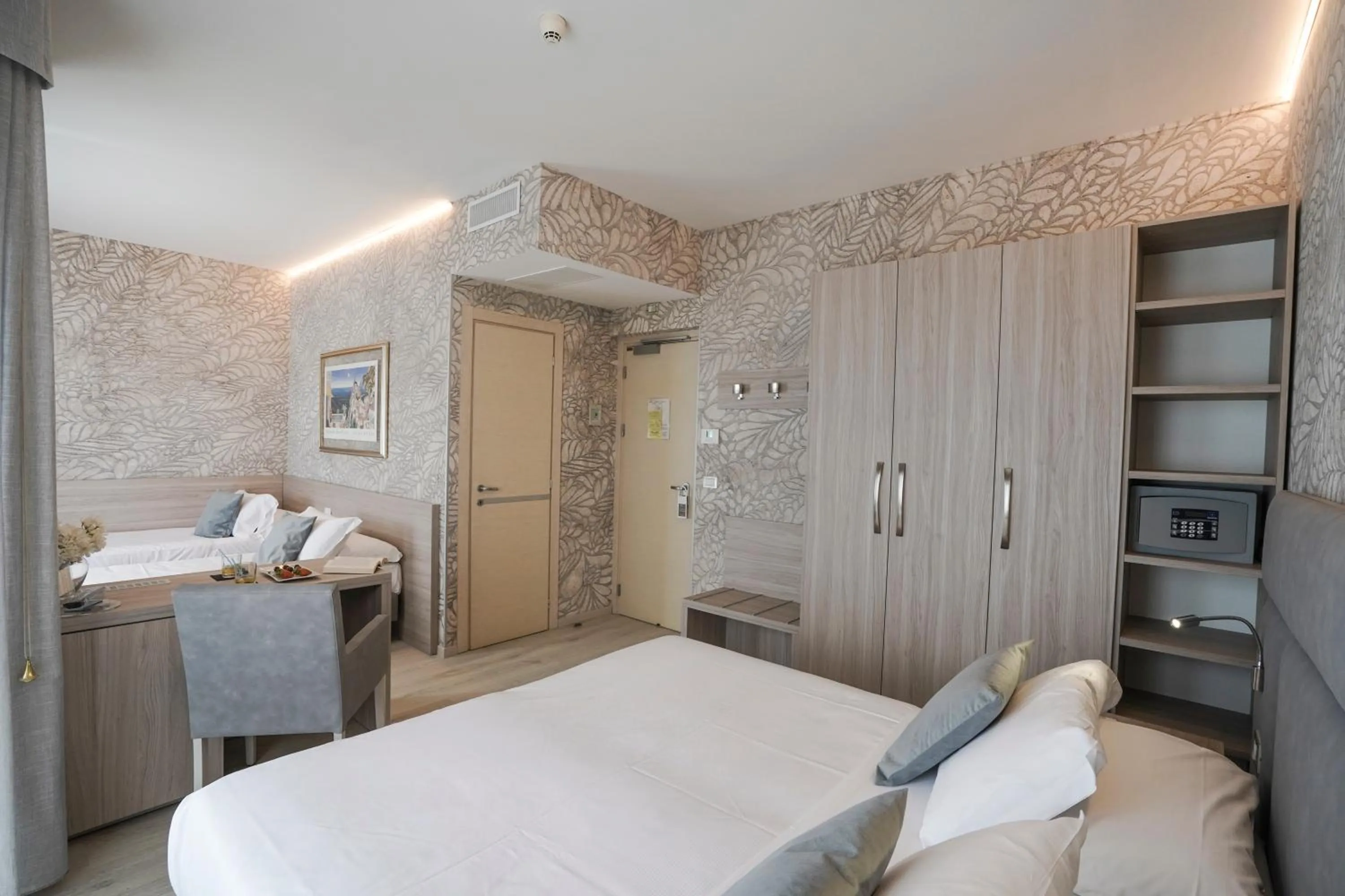 Photo of the whole room, Bed in Sole Mare