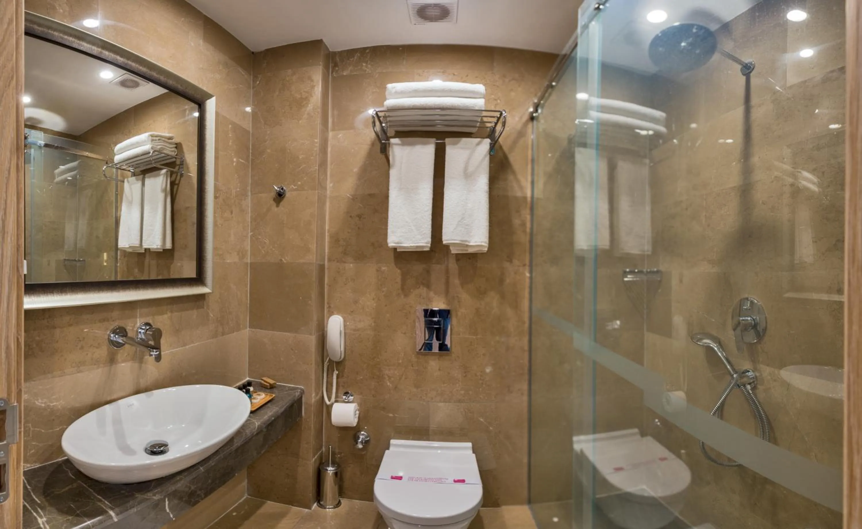 Shower in Aybar Hotel & Spa