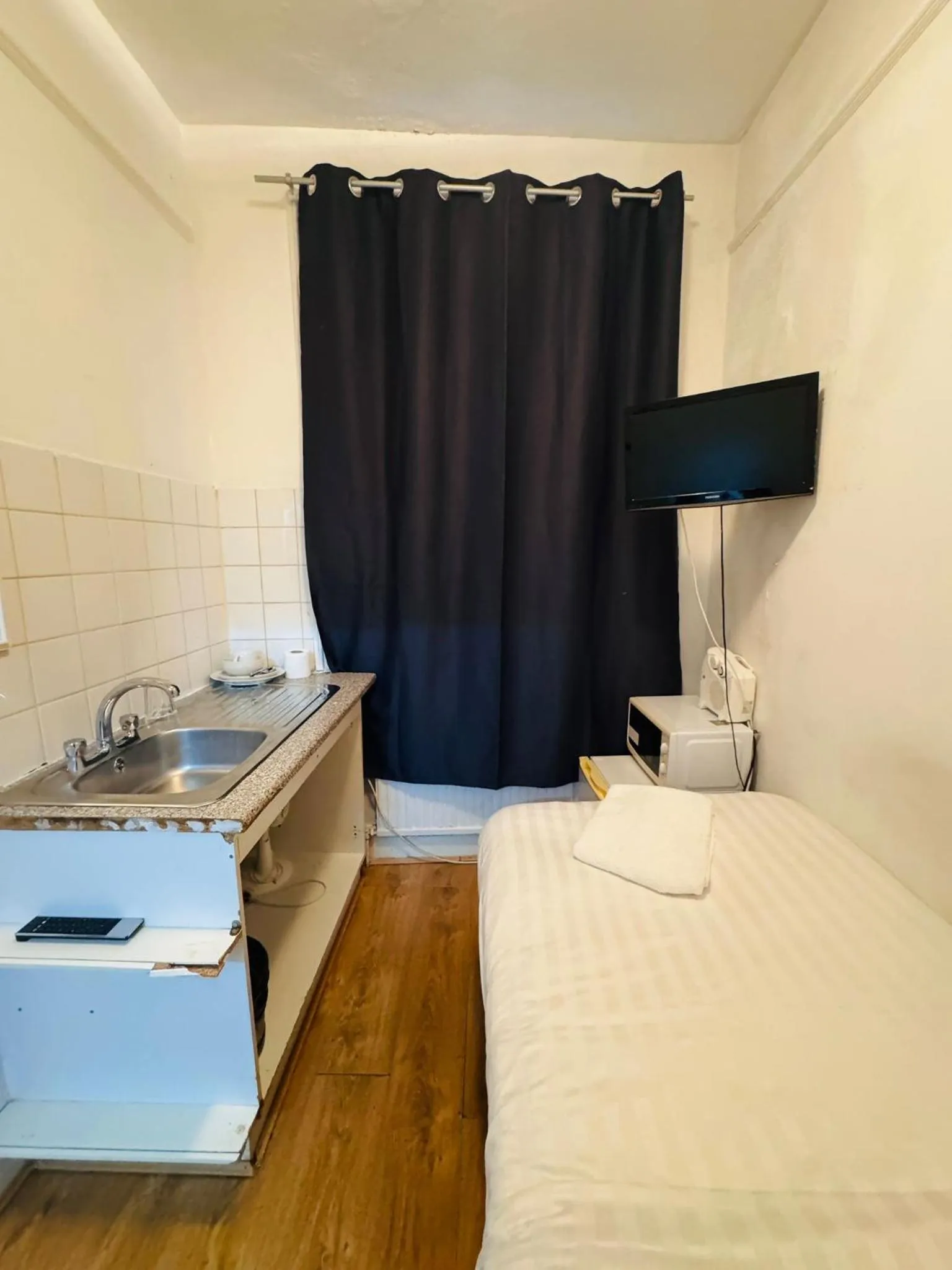 Kitchen or kitchenette, Bed in Anwar House