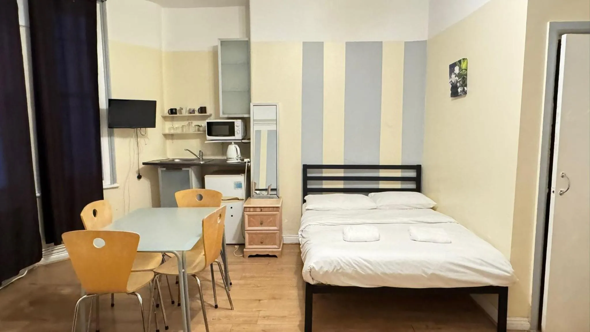 Kitchen or kitchenette, Bed in Anwar House