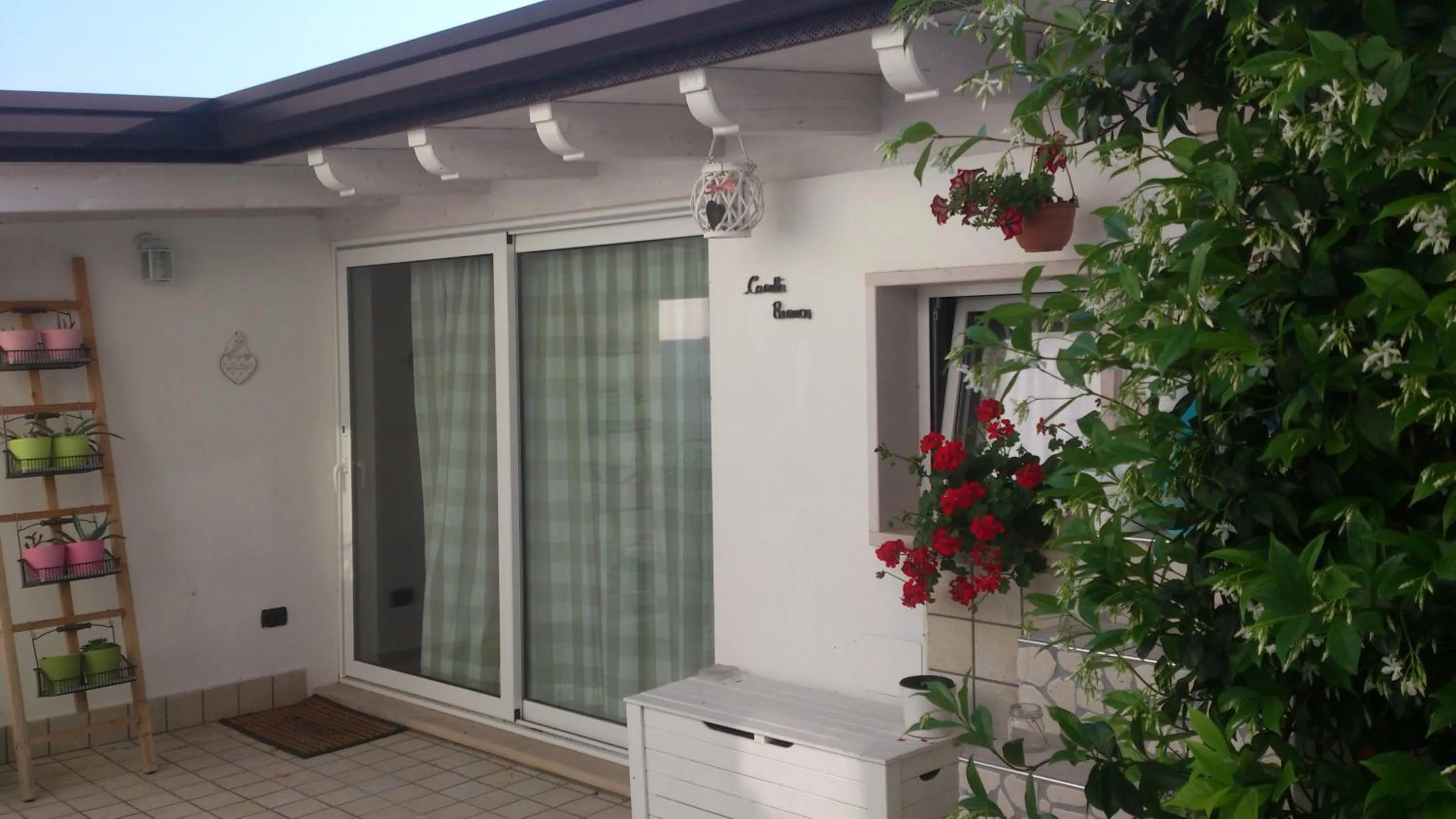 Facade/entrance in Casetta Bianca B&B