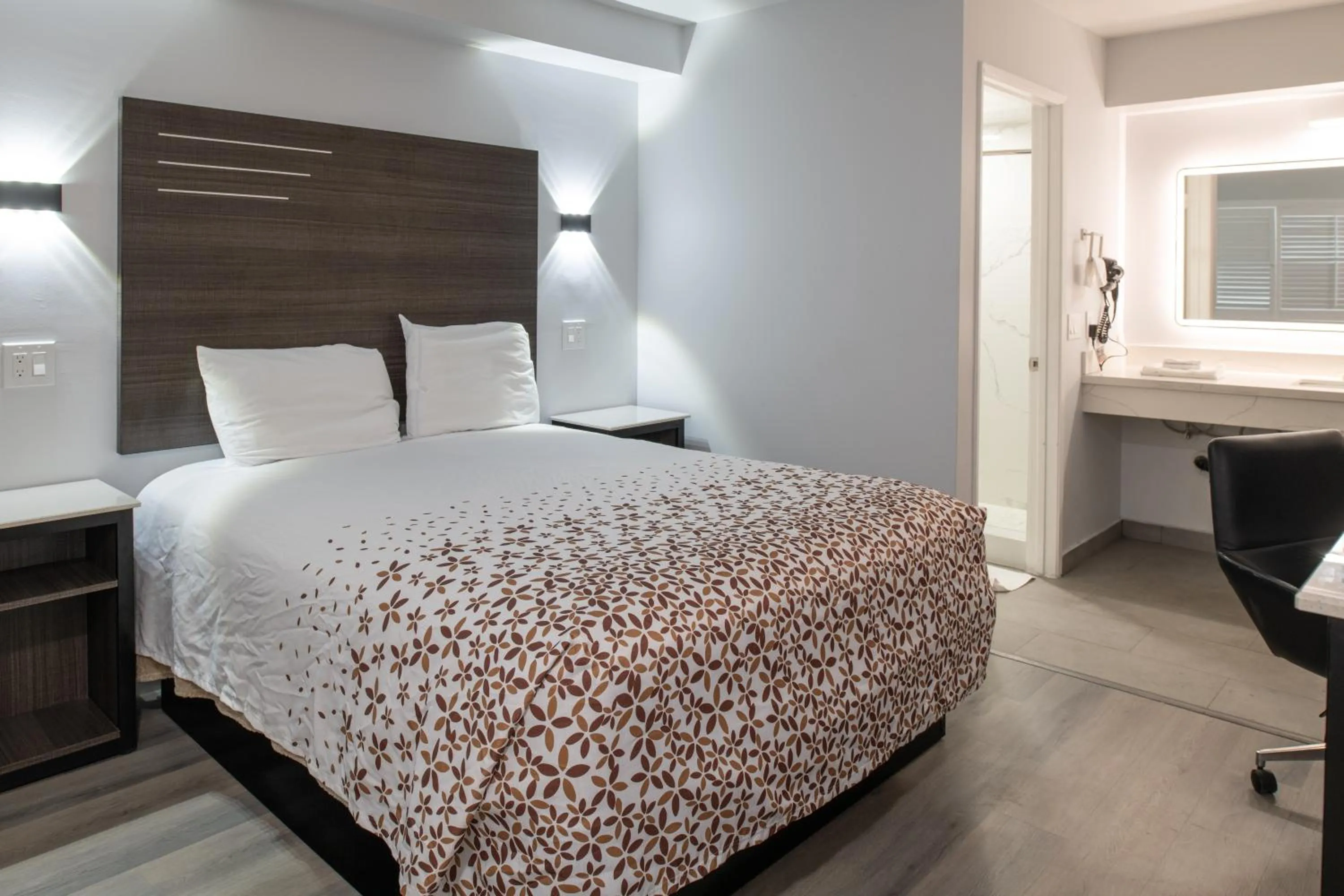 Deluxe Queen Room in beach inn motel